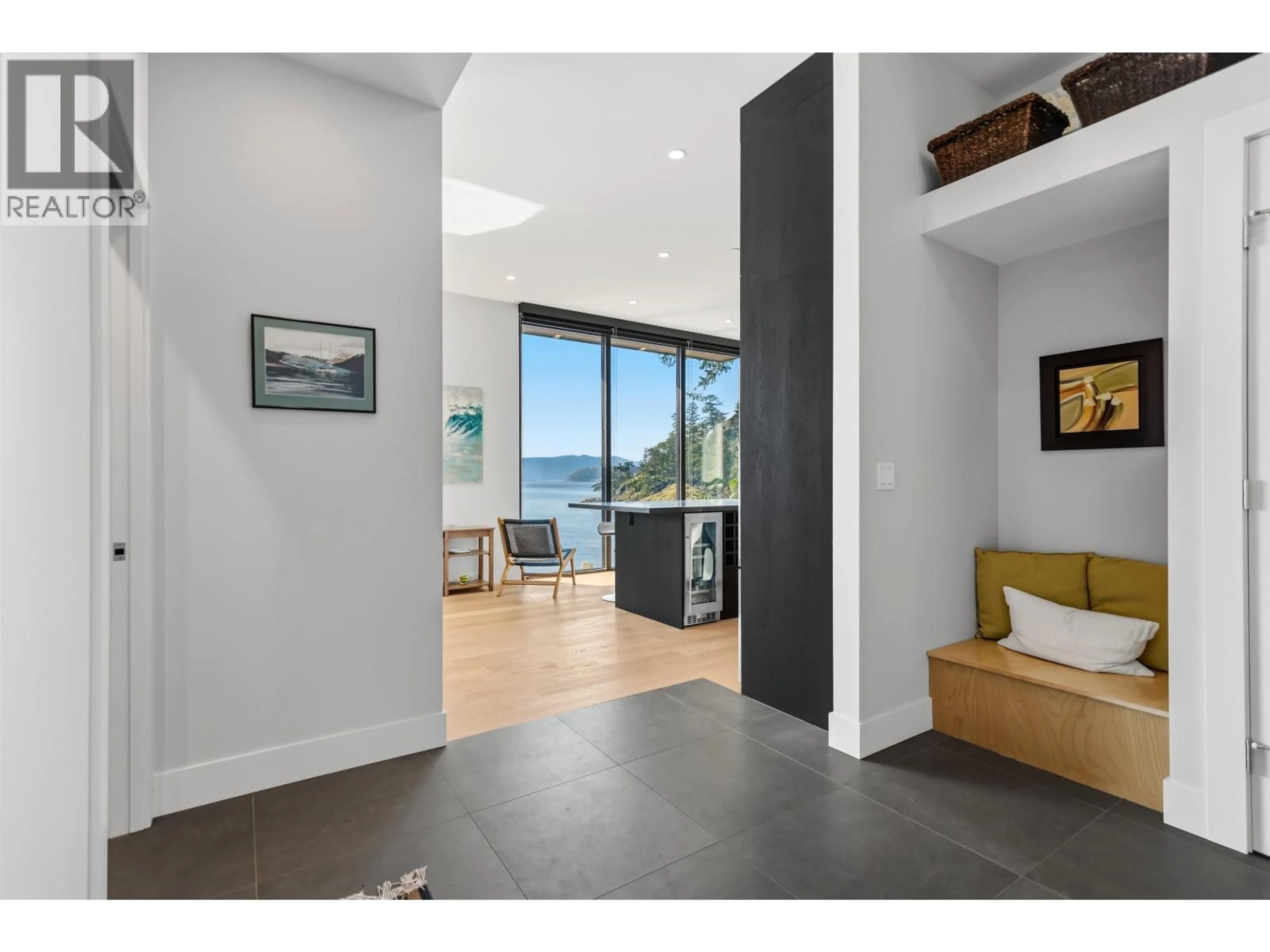 Indoor entryway for 13221 PINEHAVEN WAY, Garden Bay British Columbia V0N1S1