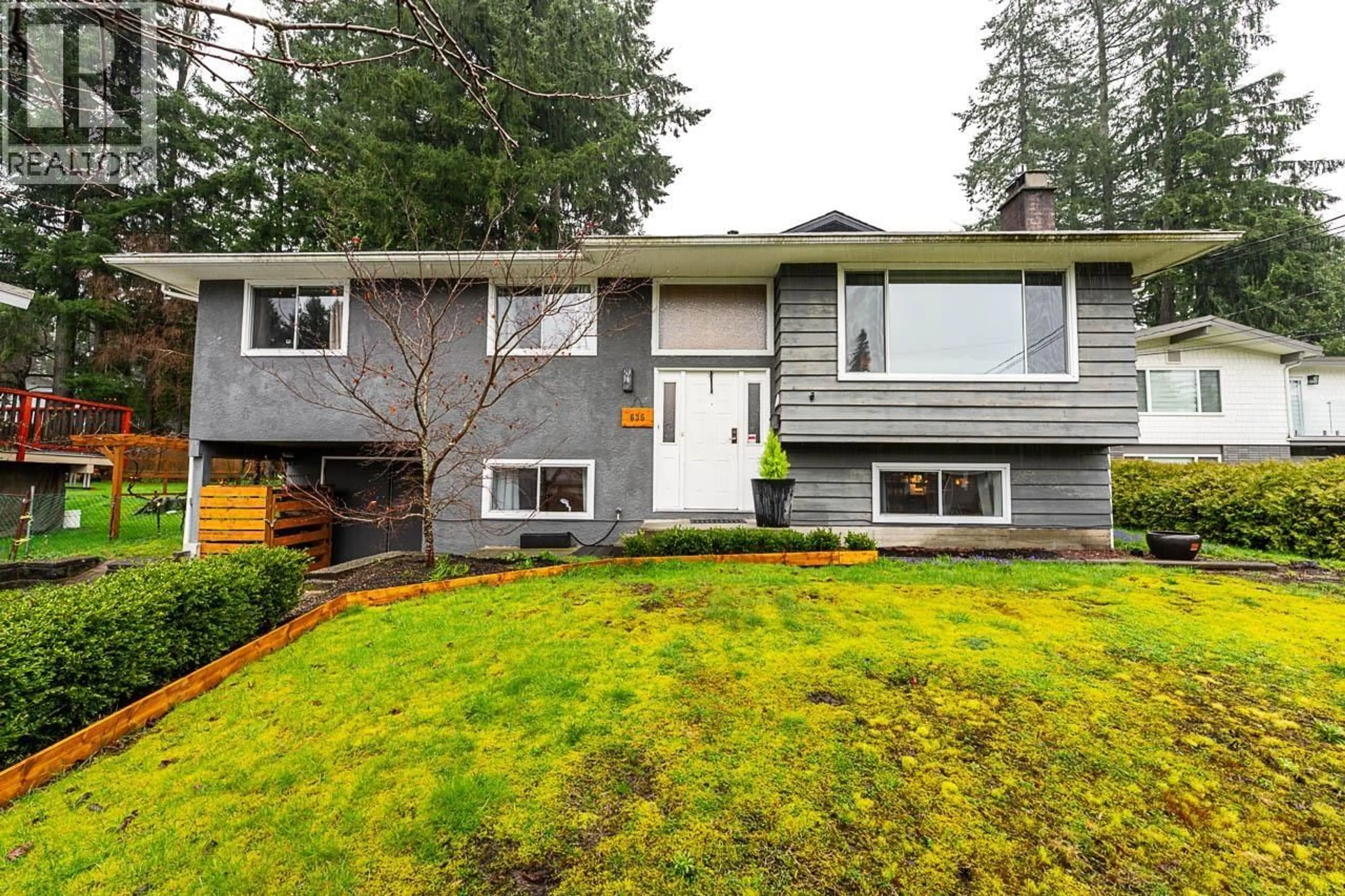 Home with vinyl exterior material, street for 635 MIDVALE STREET, Coquitlam British Columbia V3J6M1