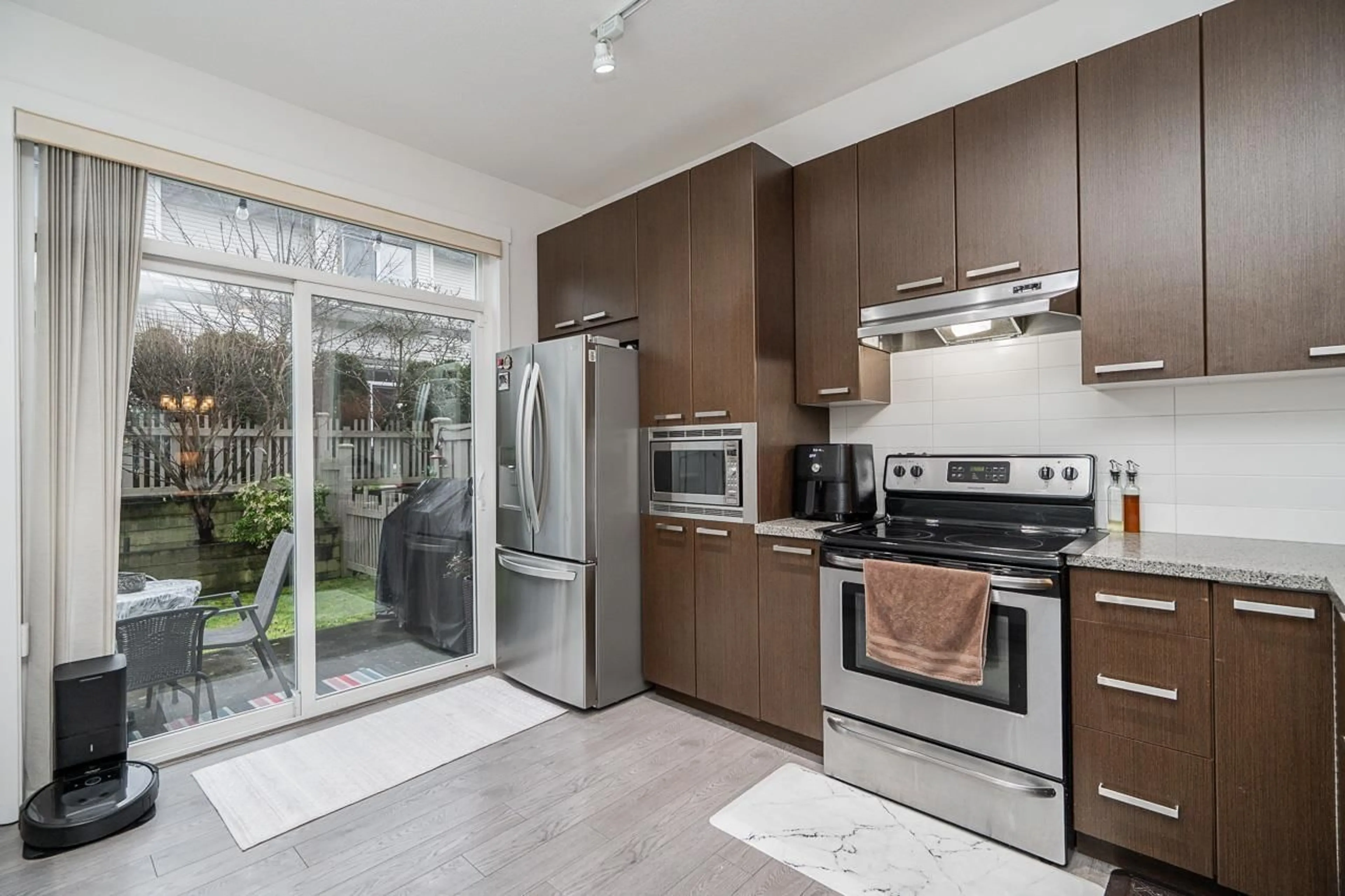 Open concept kitchen, unknown for 9 - 14838 61 AVENUE, Surrey British Columbia V3S2P3