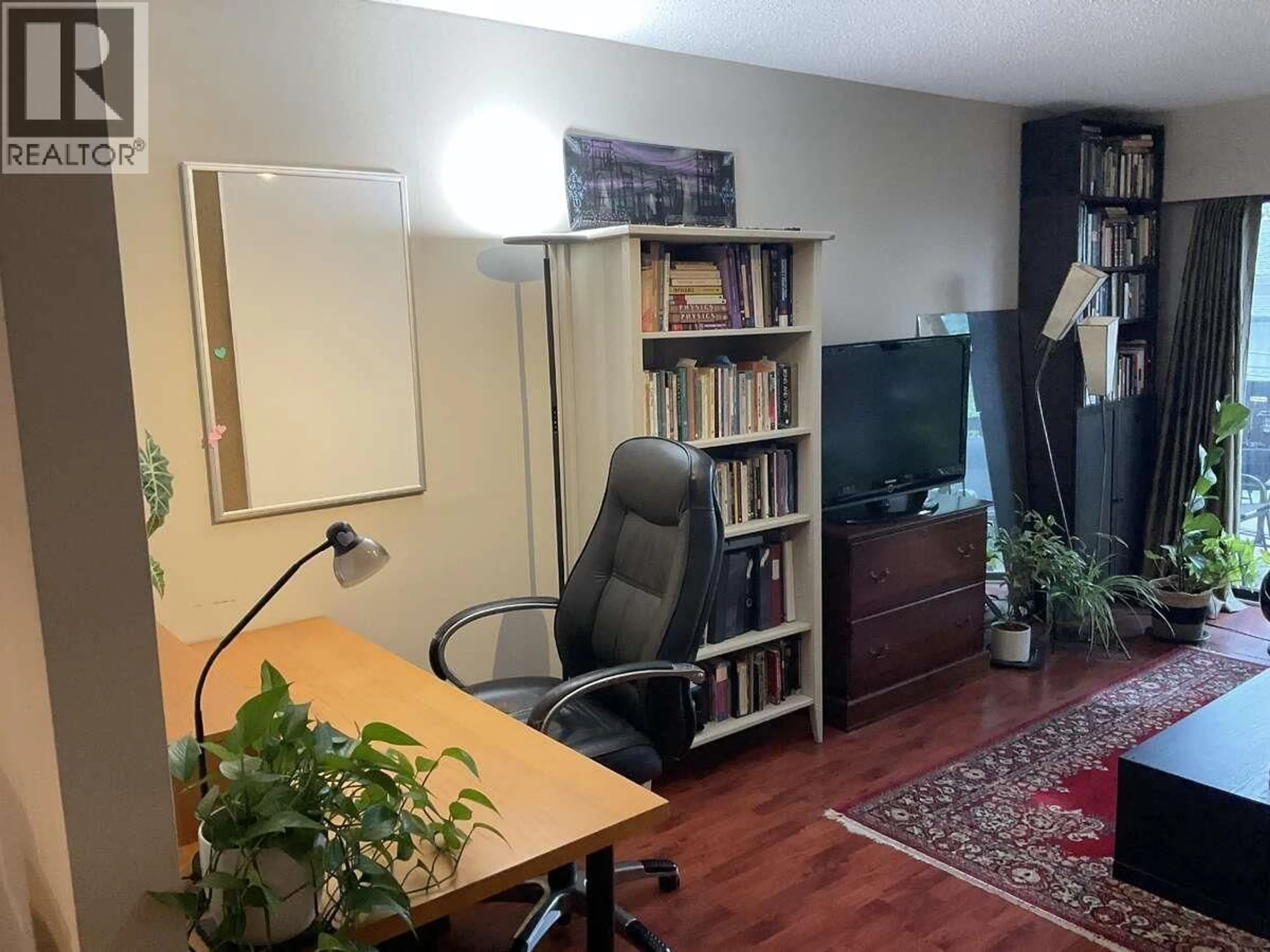 A pic of a room for 203 - 211 3RD STREET, North Vancouver British Columbia V7M1E9