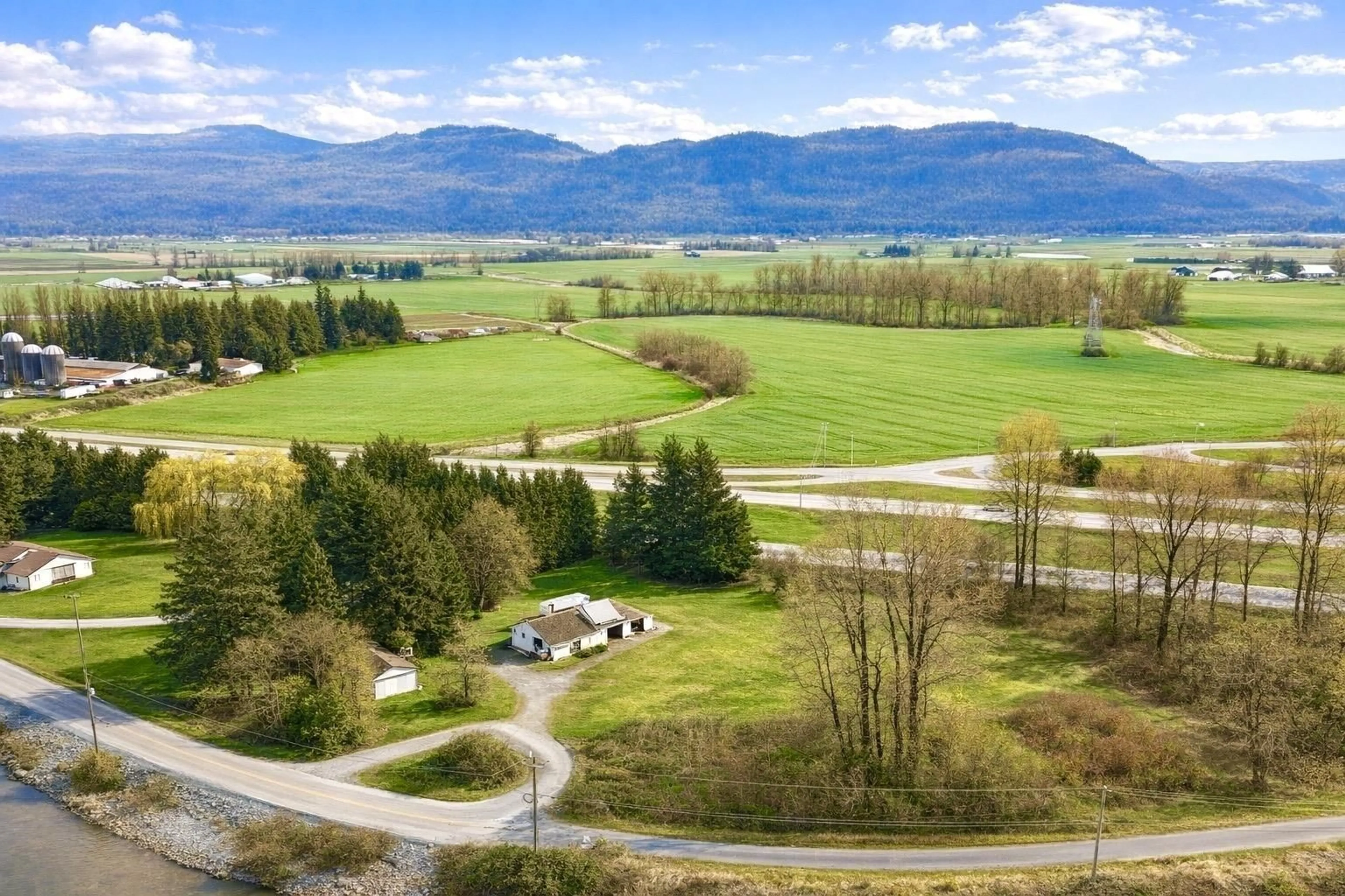 A pic from outside/outdoor area/front of a property/back of a property/a pic from drone, mountain view for 37795 NORTH PARALLEL ROAD, Abbotsford British Columbia V3G2K1