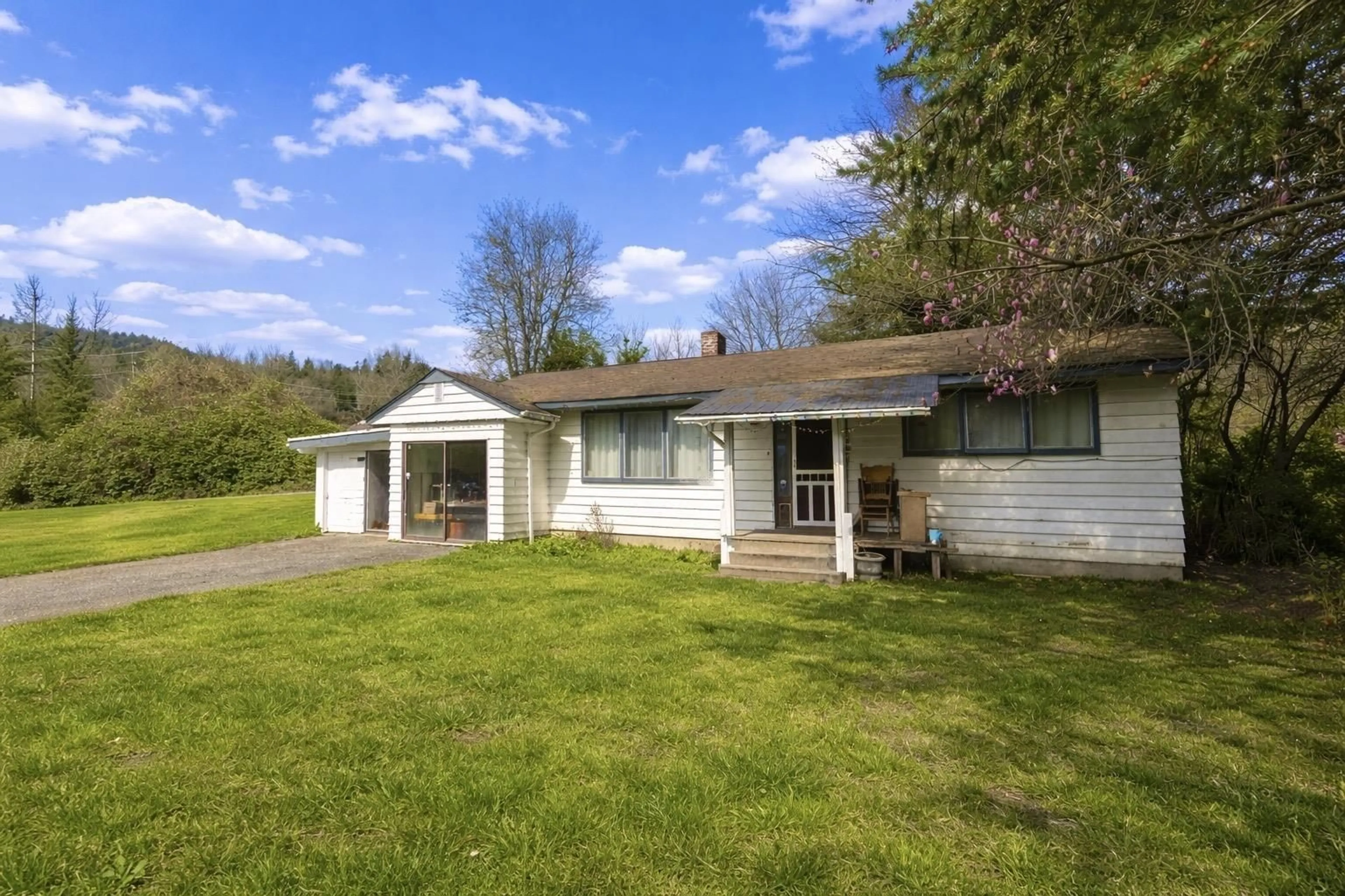 A pic from outside/outdoor area/front of a property/back of a property/a pic from drone, building for 37795 NORTH PARALLEL ROAD, Abbotsford British Columbia V3G2K1