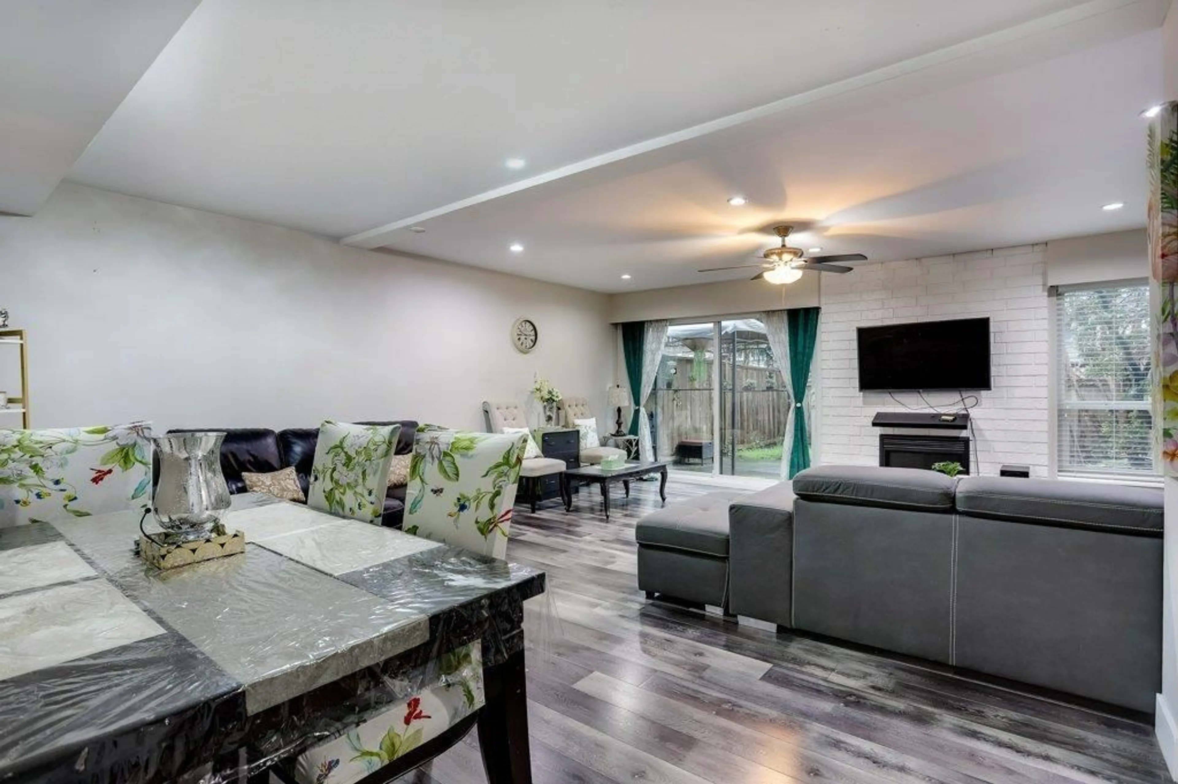 Living room with furniture, unknown for 263 - 7493 140 STREET, Surrey British Columbia V3W6G5