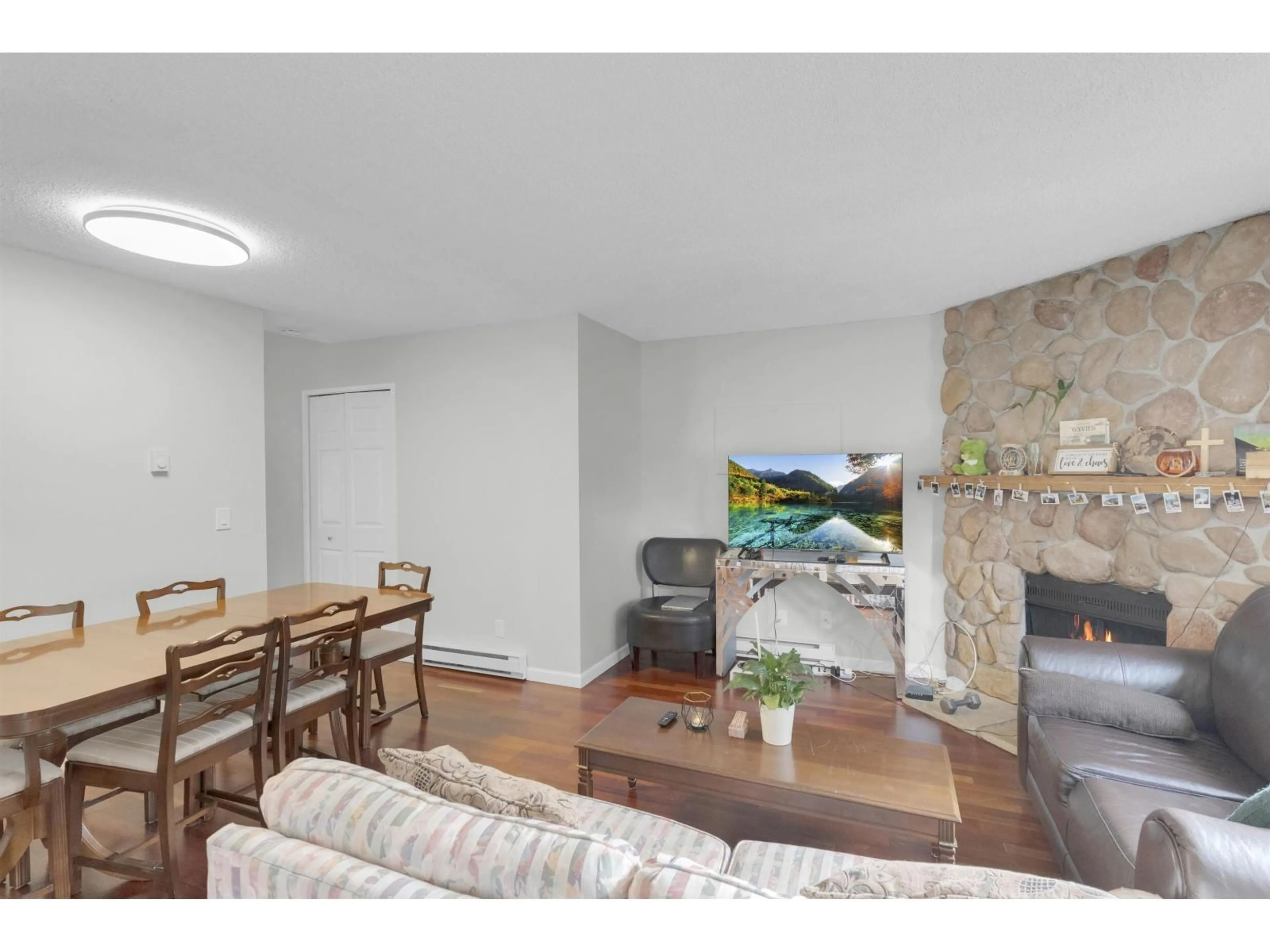 Living room with furniture, wood/laminate floor for 96 - 6673 138 STREET, Surrey British Columbia V3W5G7