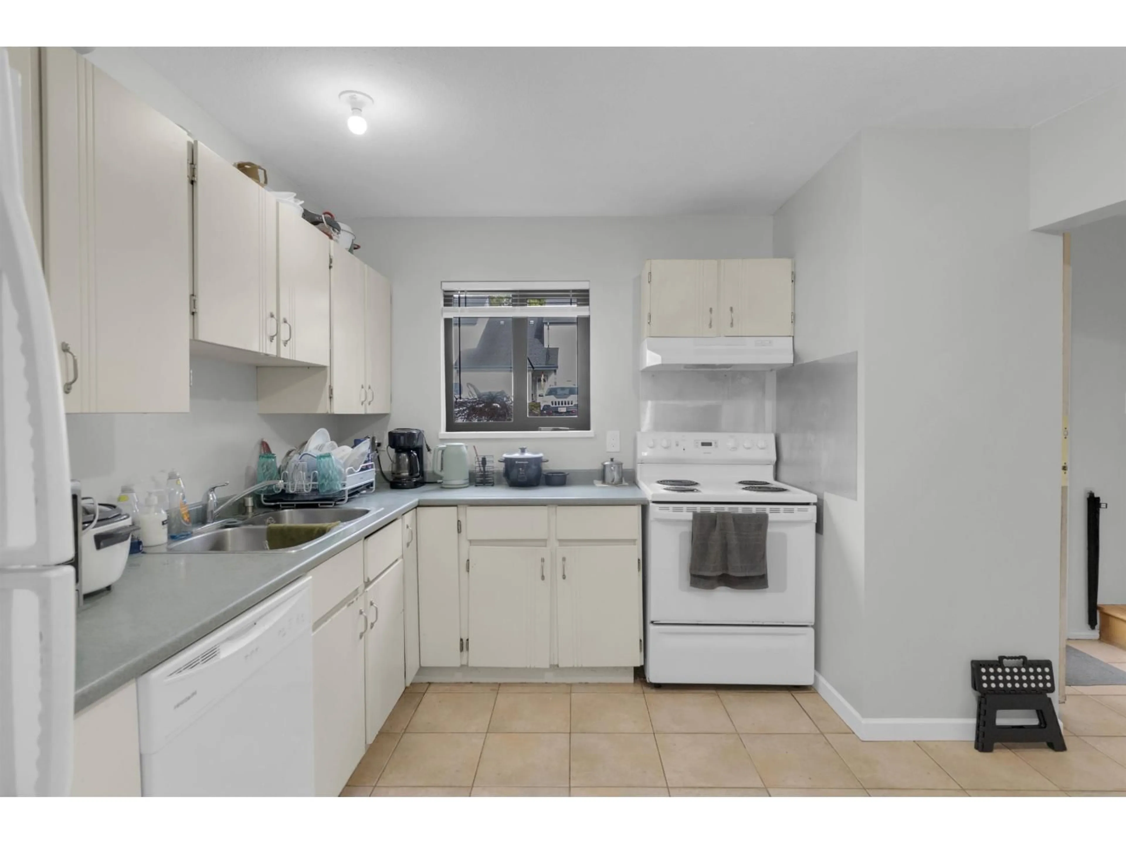 Standard kitchen, ceramic/tile floor for 96 - 6673 138 STREET, Surrey British Columbia V3W5G7
