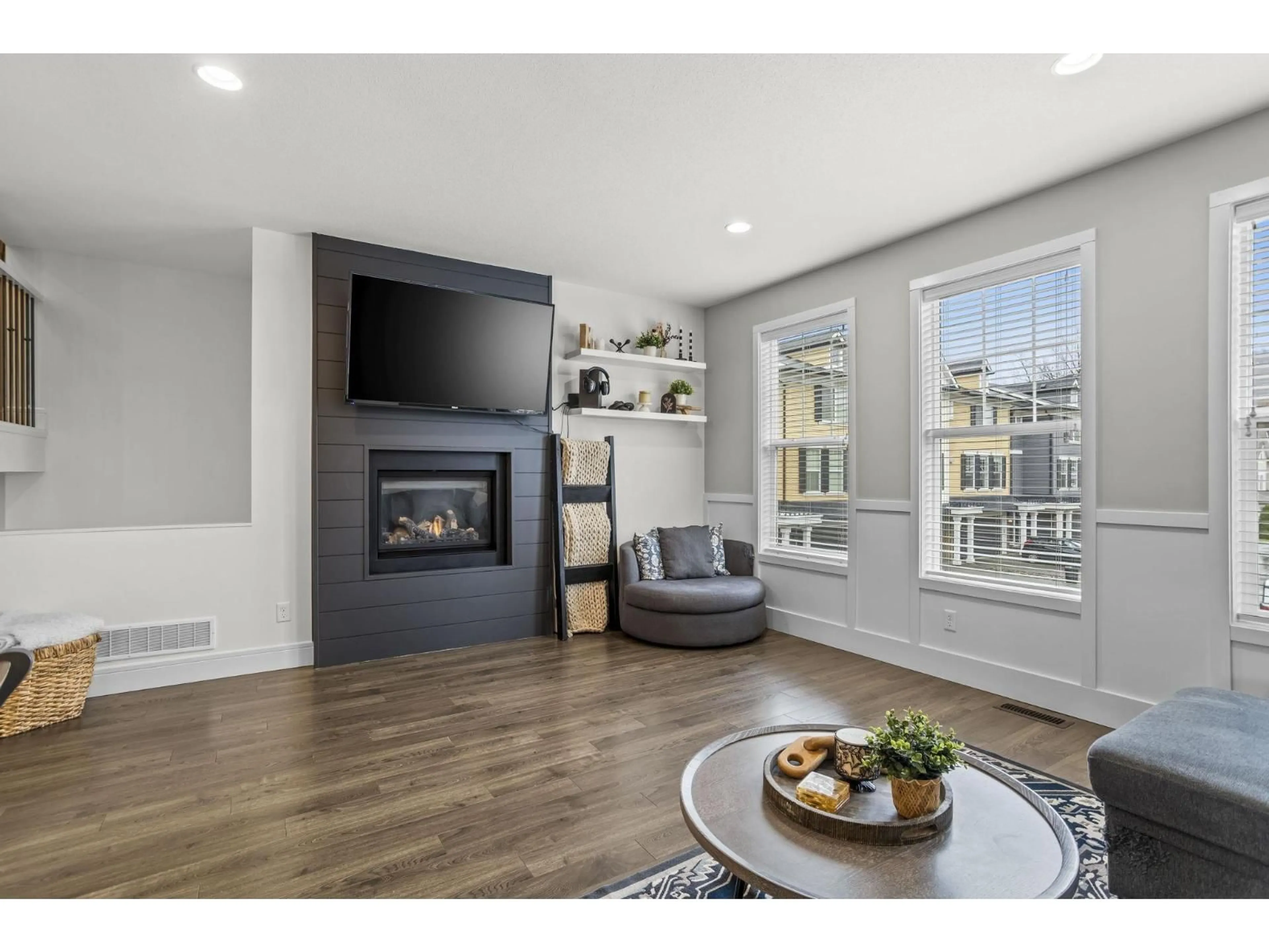 Living room with furniture, wood/laminate floor for 16 - 1640 MACKAY CRESCENT, Agassiz British Columbia V0M1A3