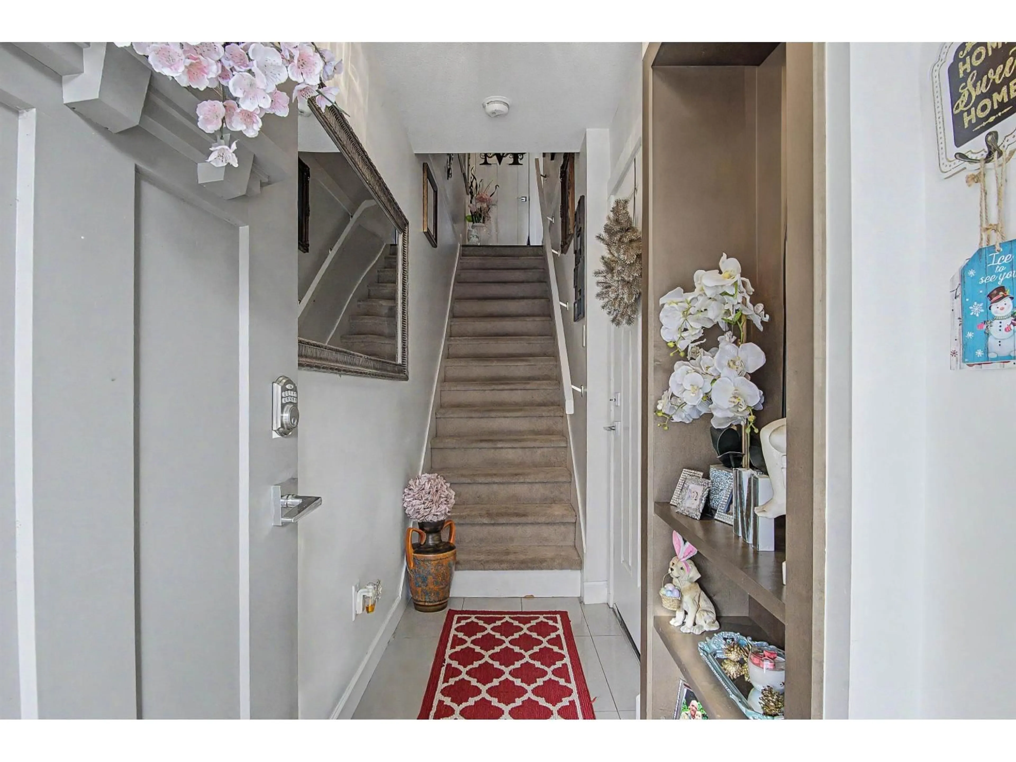 Indoor entryway for 37 - 16127 87 AVENUE, Surrey British Columbia V4N1A8