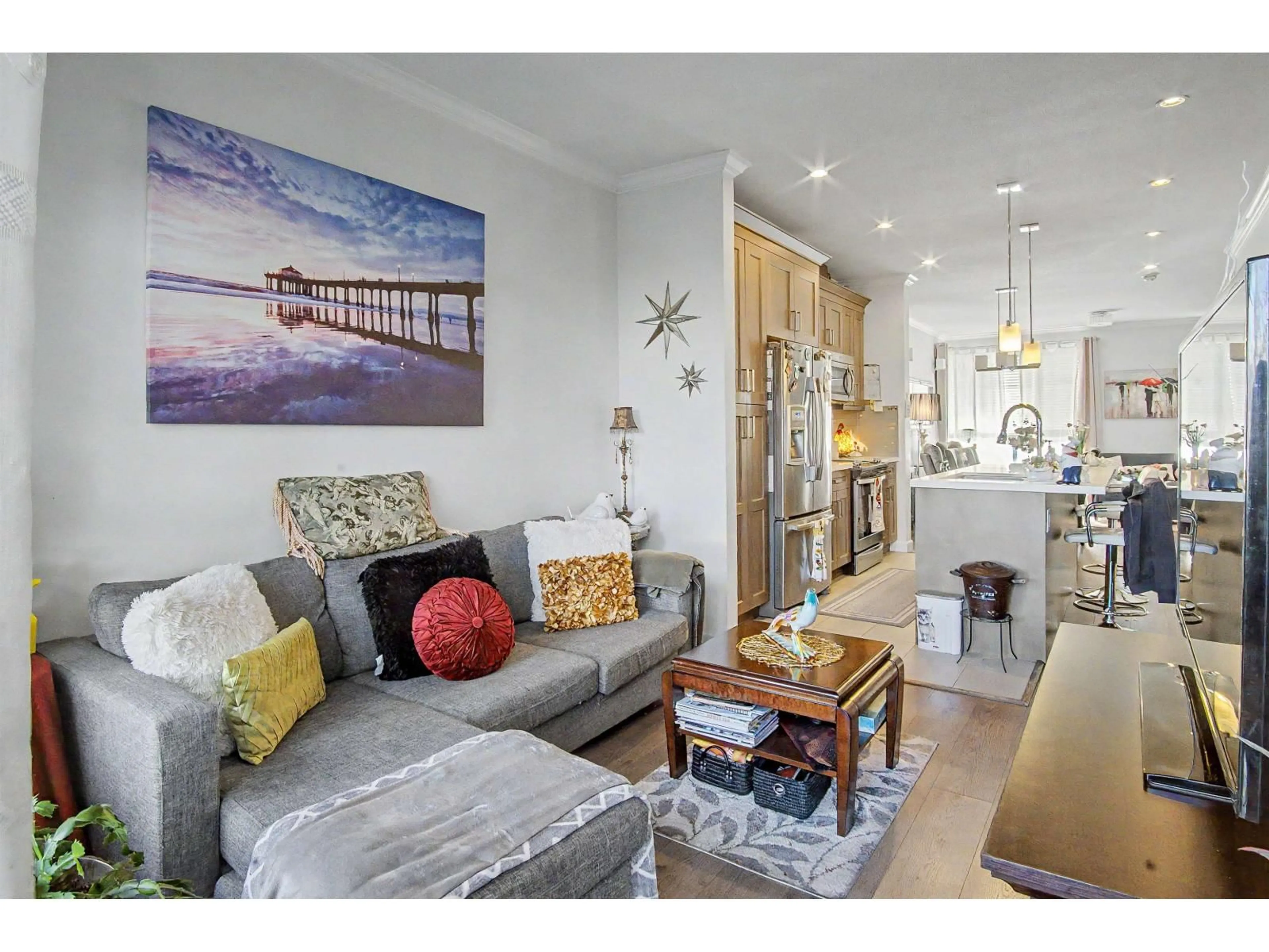 Living room with furniture, wood/laminate floor for 37 - 16127 87 AVENUE, Surrey British Columbia V4N1A8