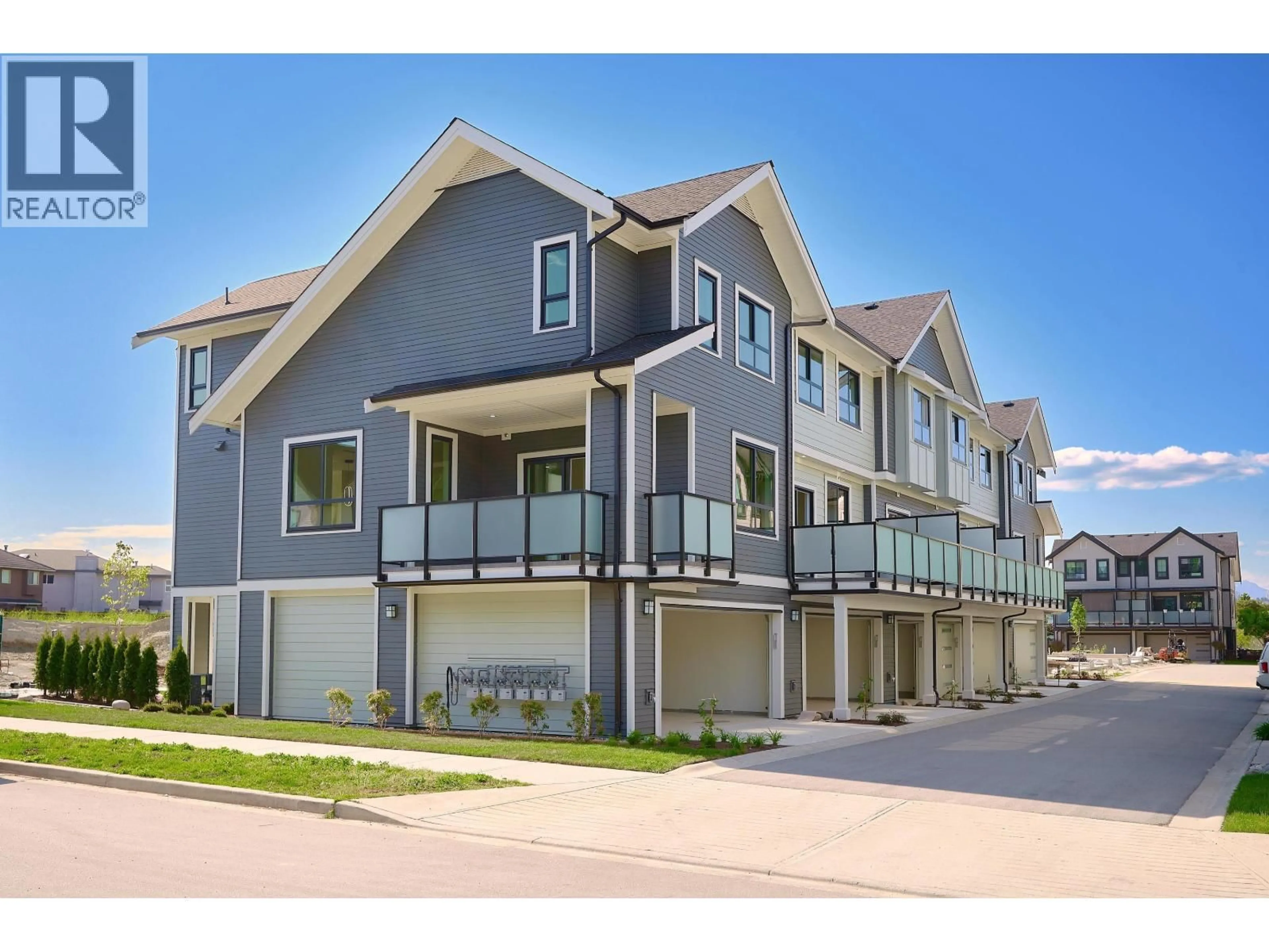 Home with vinyl exterior material, street for 28 - 1115 ROMA AVENUE, New Westminster British Columbia V3M0R5