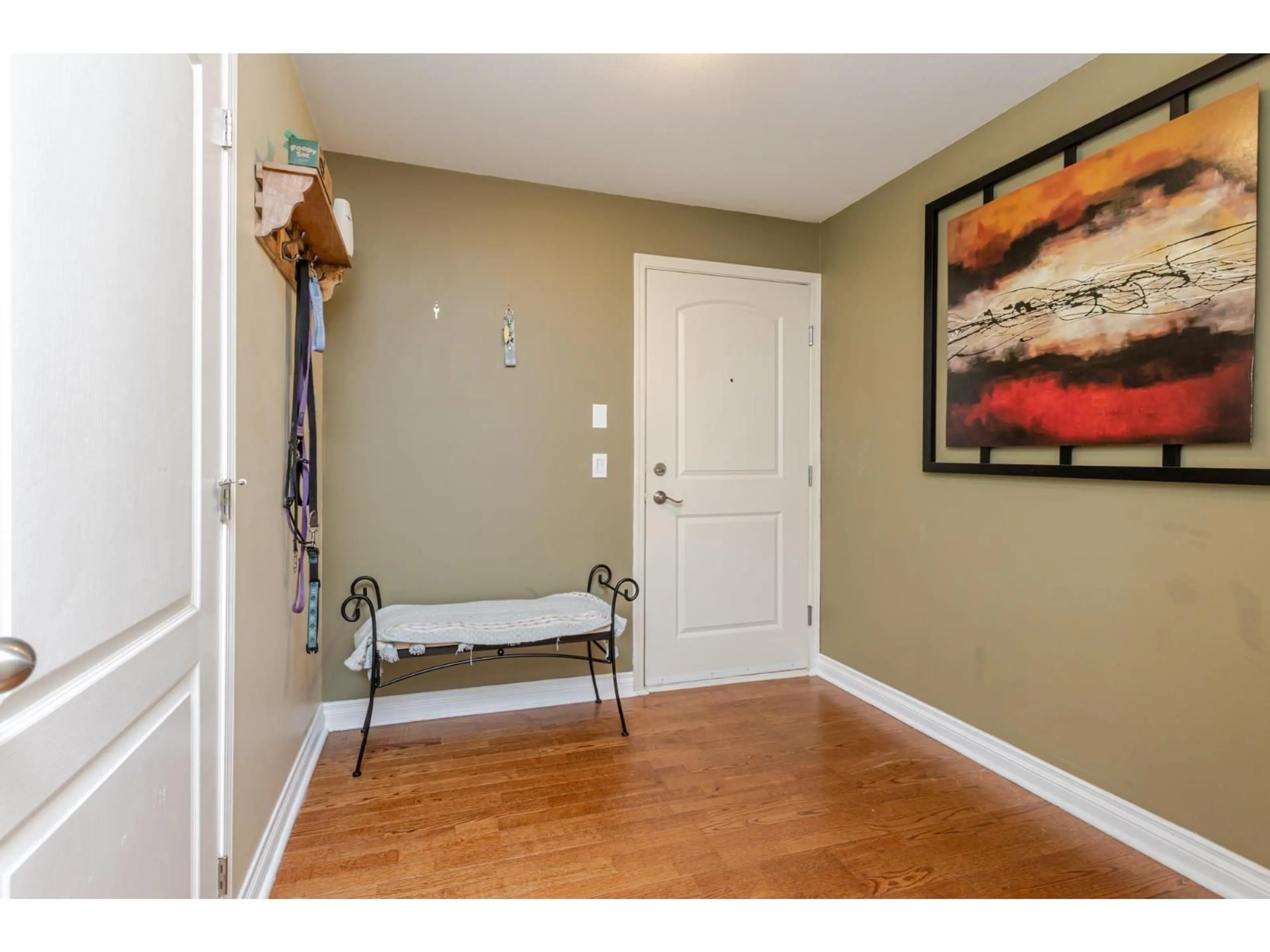 Indoor entryway for 202 - 20433 53 AVENUE, Langley British Columbia V3A7A6