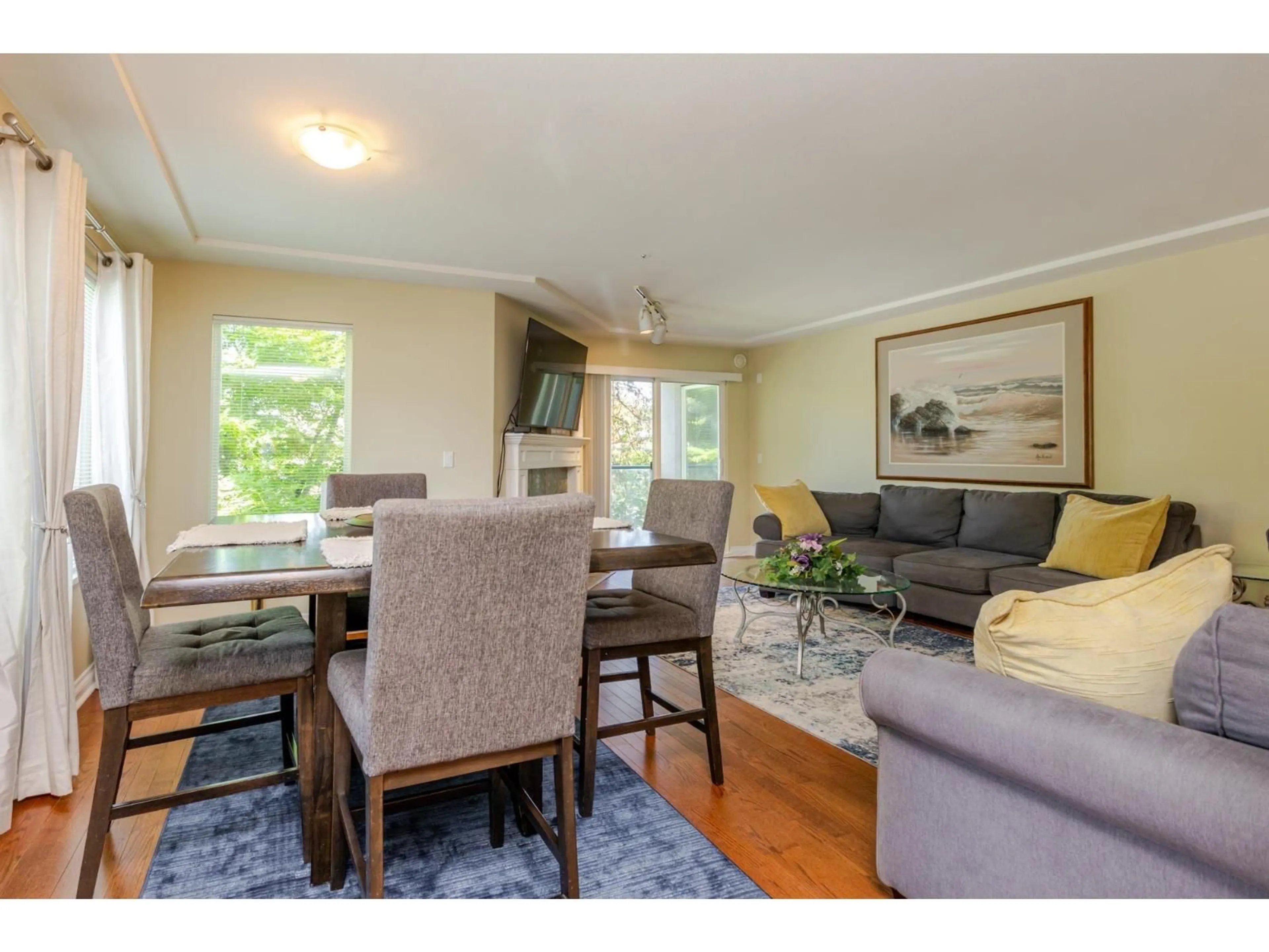 Living room with furniture, wood/laminate floor for 202 - 20433 53 AVENUE, Langley British Columbia V3A7A6