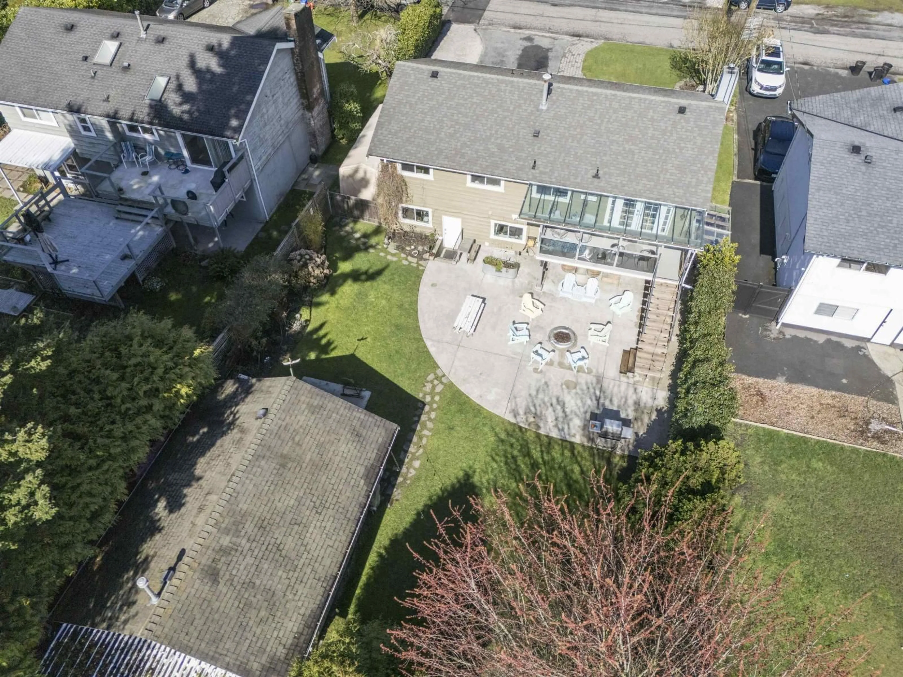A pic from outside/outdoor area/front of a property/back of a property/a pic from drone, street for 13852 COLDICUTT AVENUE, White Rock British Columbia V4B3A9