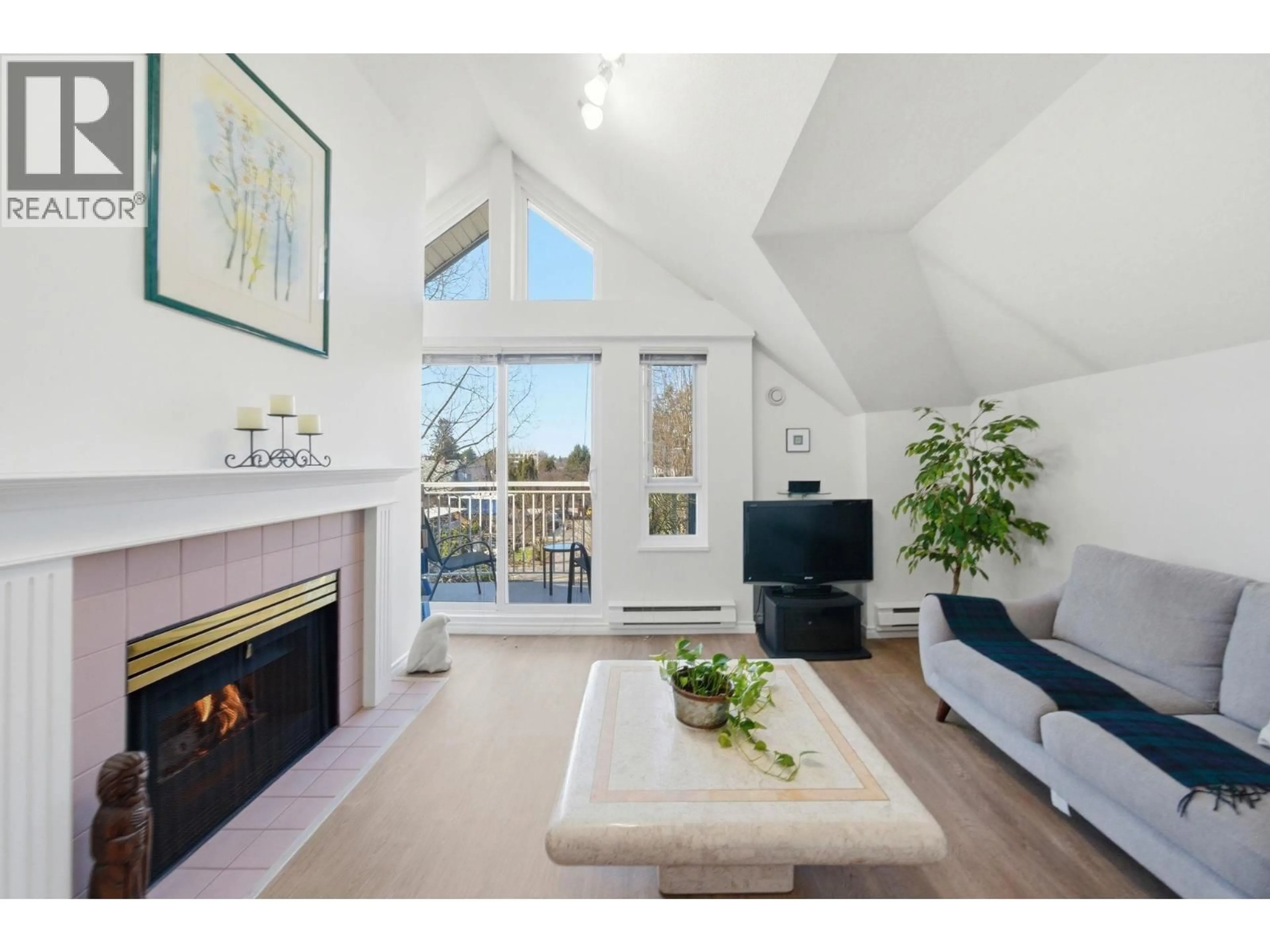 Living room with furniture, wood/laminate floor for PH2 - 2736 VICTORIA DRIVE, Vancouver British Columbia V5N4L4