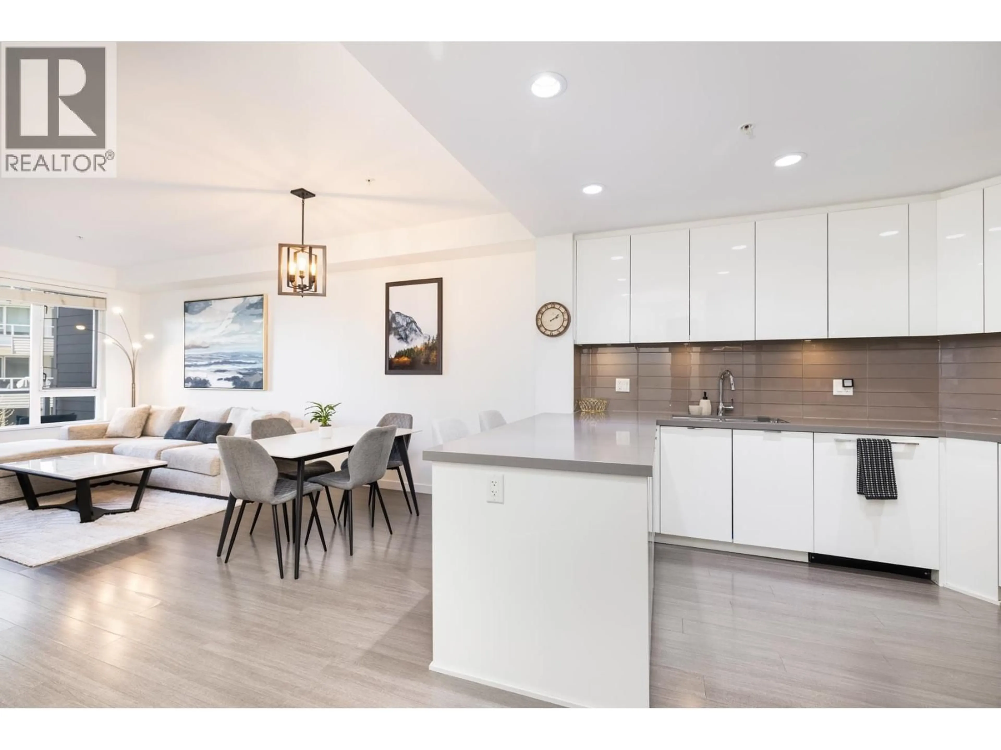 Open concept kitchen, wood/laminate floor for 229 - 255 1ST STREET, North Vancouver British Columbia V7M3G8
