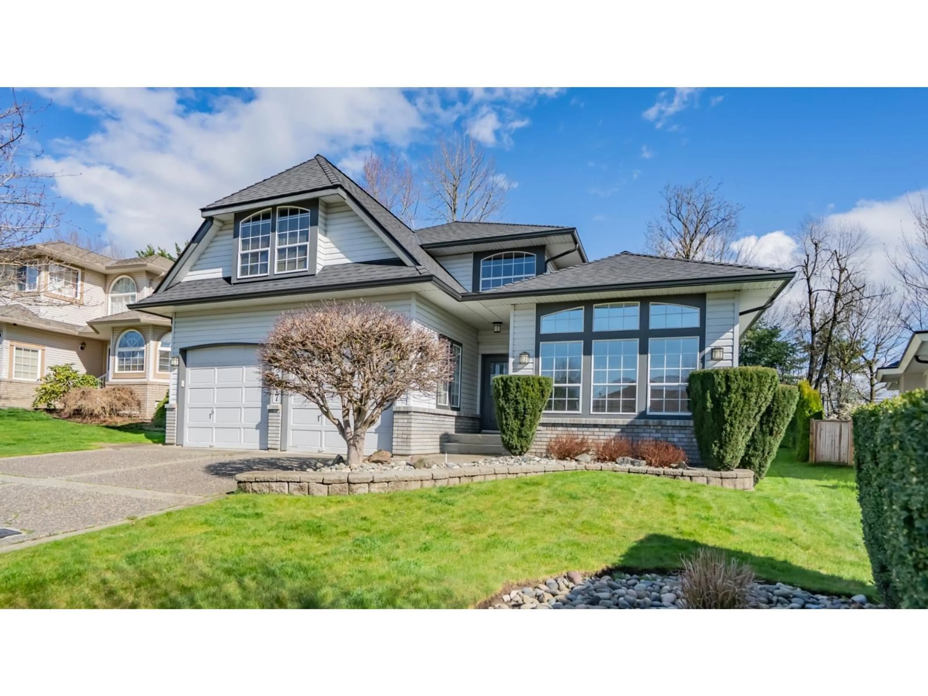 Home with vinyl exterior material, street for 2977 SOUTHERN CRESCENT, Abbotsford British Columbia V2T5H8