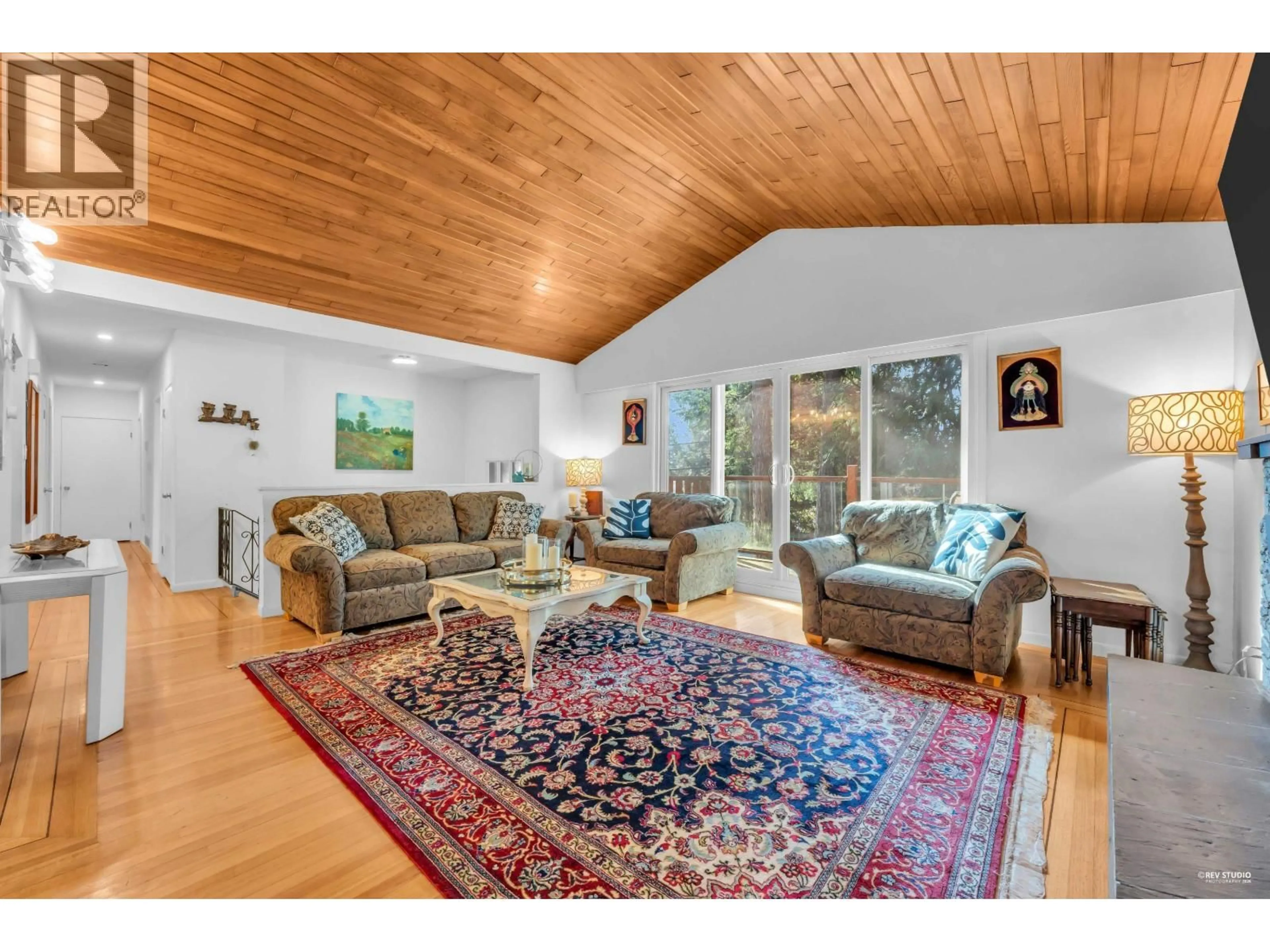 Living room with furniture, wood/laminate floor for 5325 MARINE DRIVE, West Vancouver British Columbia V7W2P5