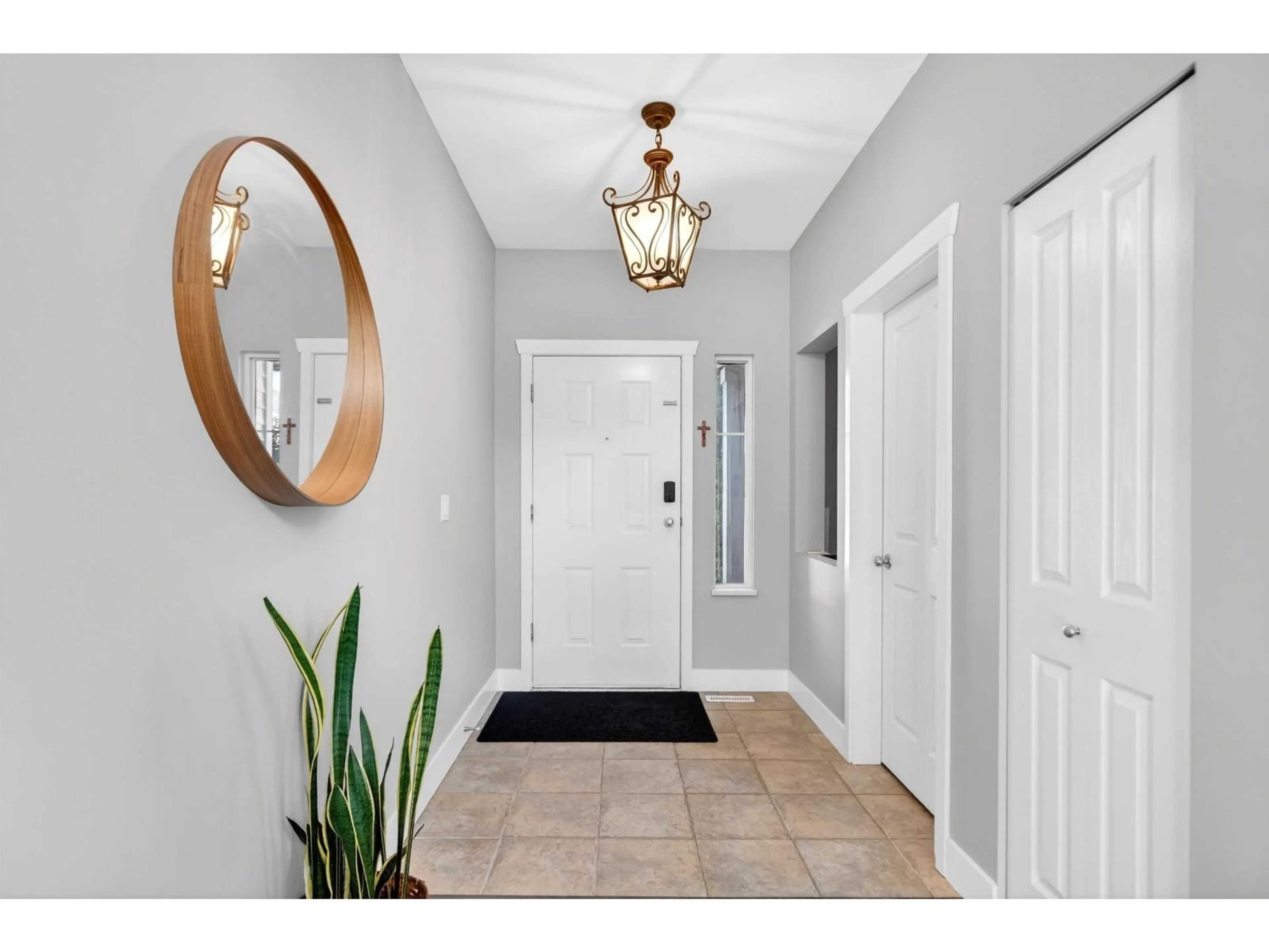 Indoor entryway for 14974 59 AVENUE, Surrey British Columbia V3S3W8