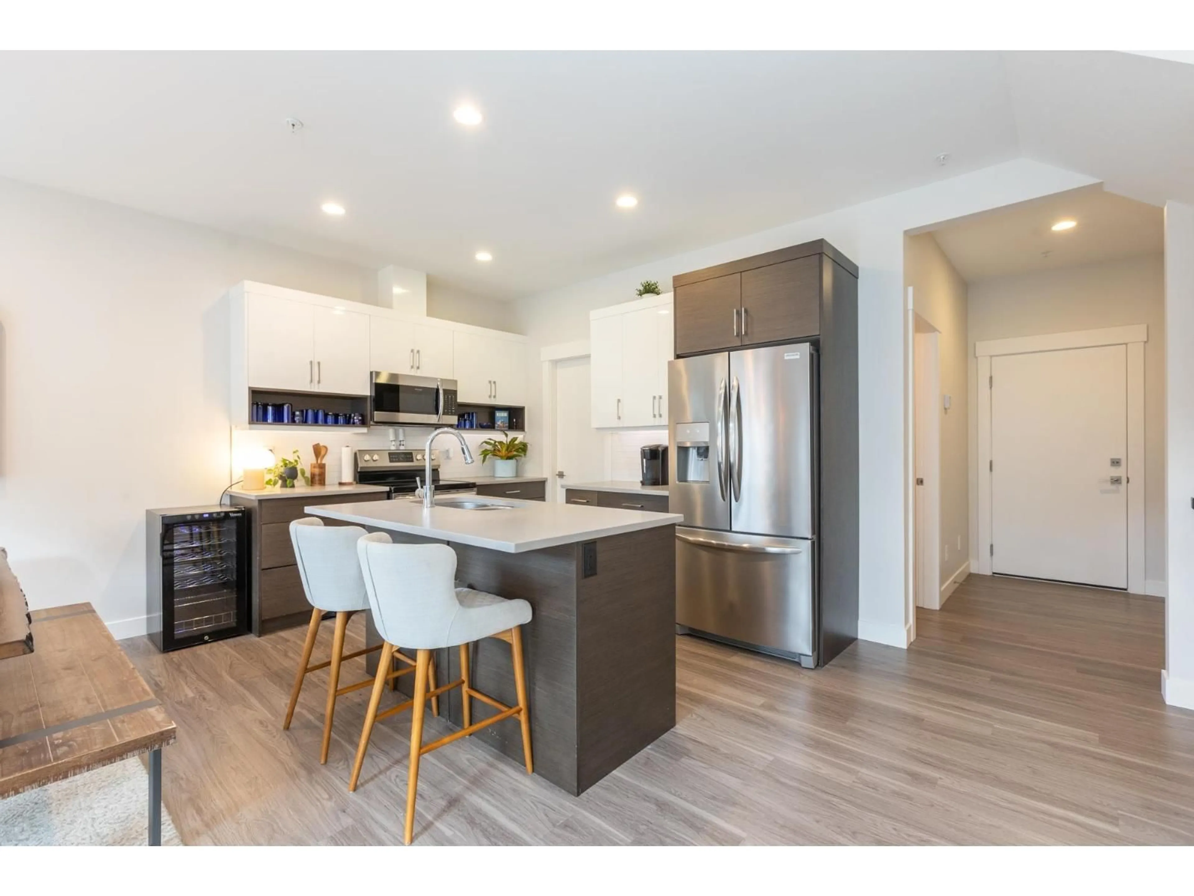 Open concept kitchen, wood/laminate floor for 6 - 43680 CHILLIWACK MOUNTAIN ROAD, Chilliwack British Columbia V2R6A6