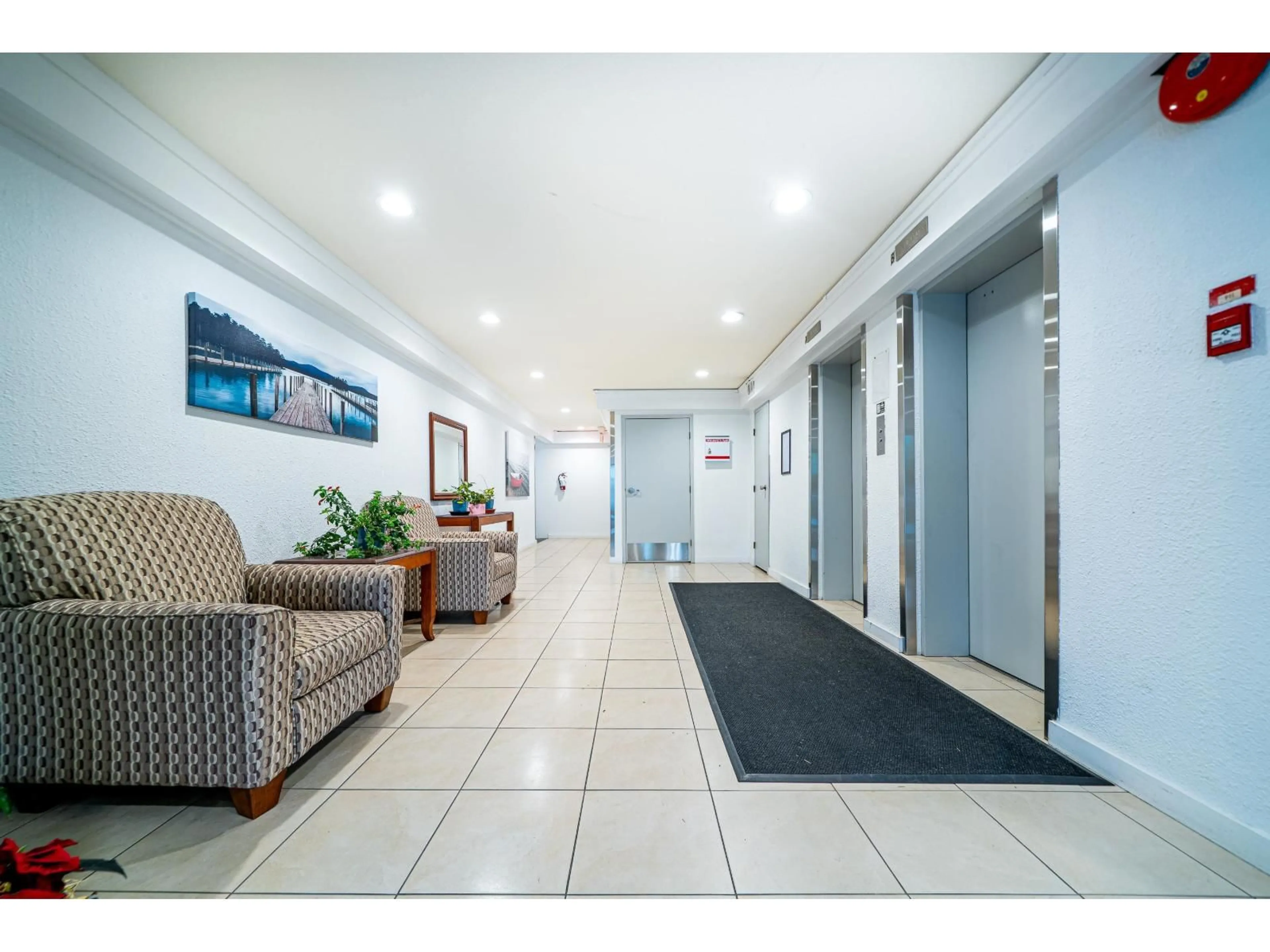 Indoor foyer for 308 - 1561 VIDAL STREET, White Rock British Columbia V4B5A7