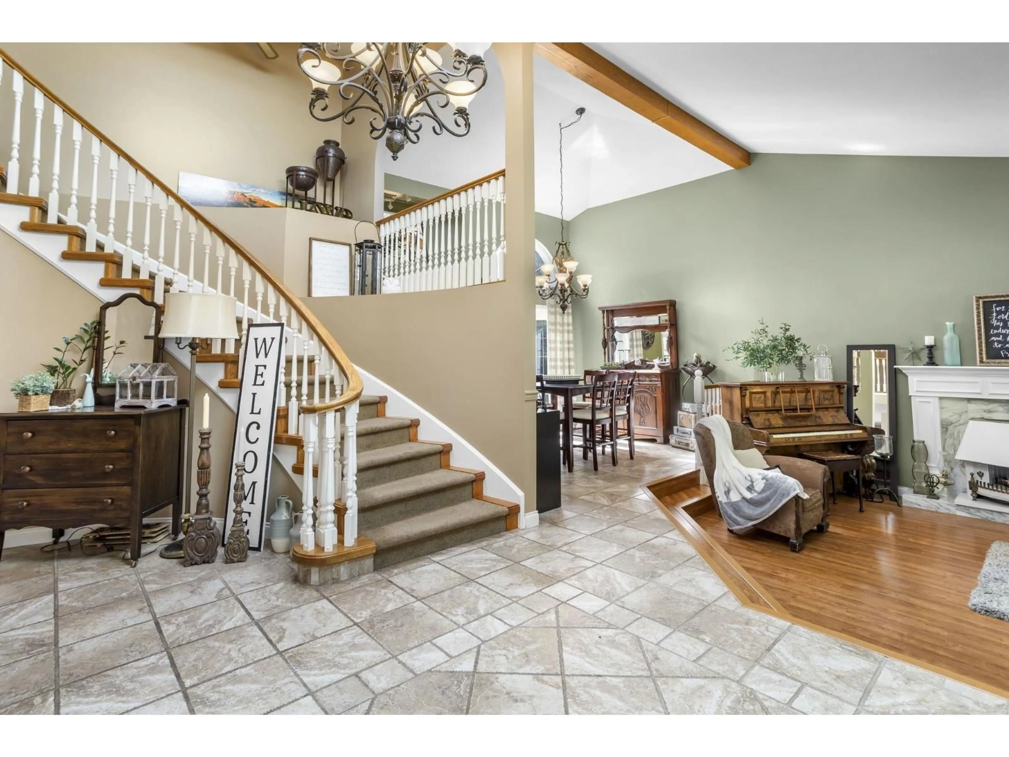 Indoor foyer for 32560 DOWNES ROAD, Abbotsford British Columbia V4X1X3