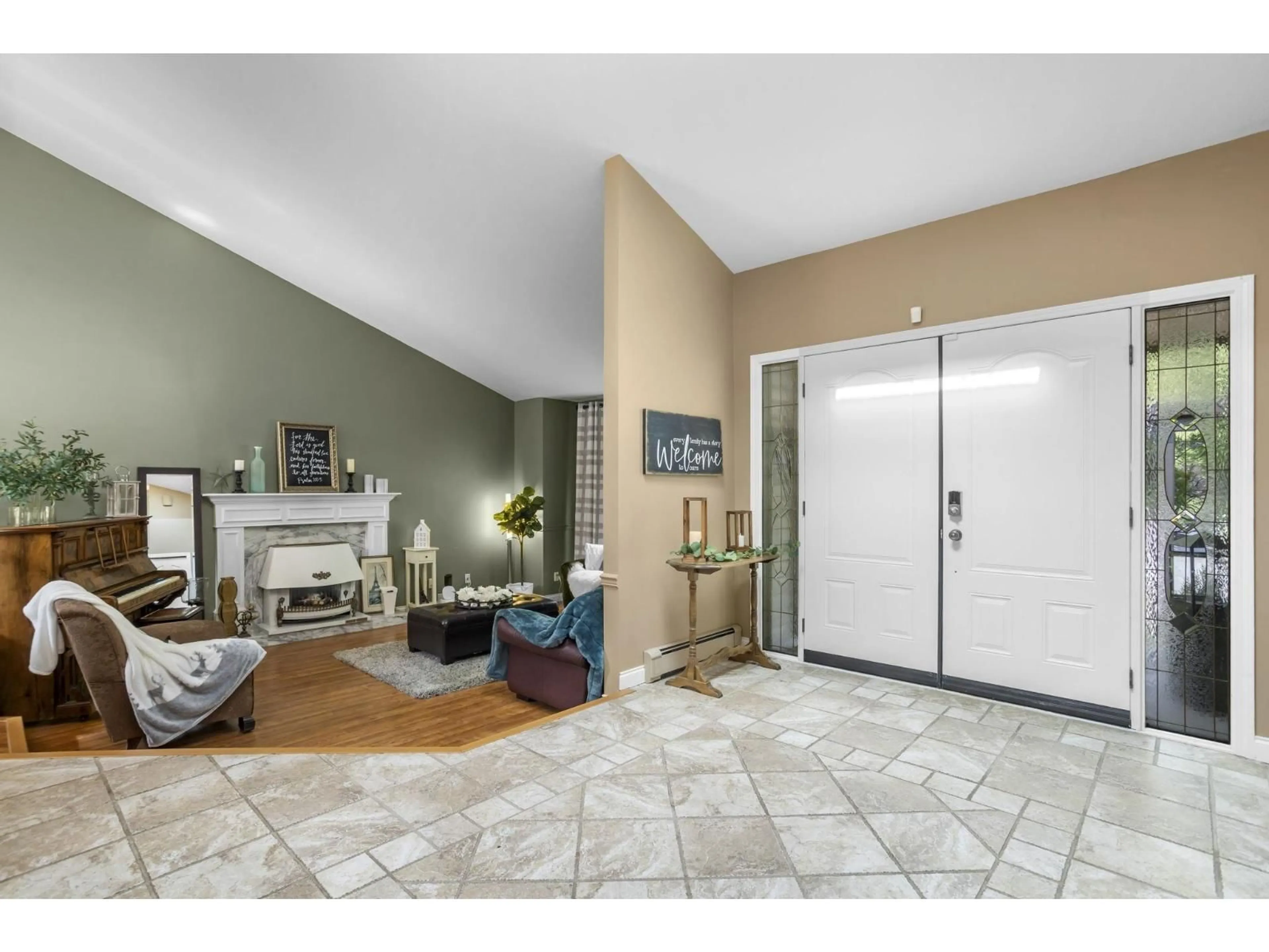 Indoor entryway for 32560 DOWNES ROAD, Abbotsford British Columbia V4X1X3