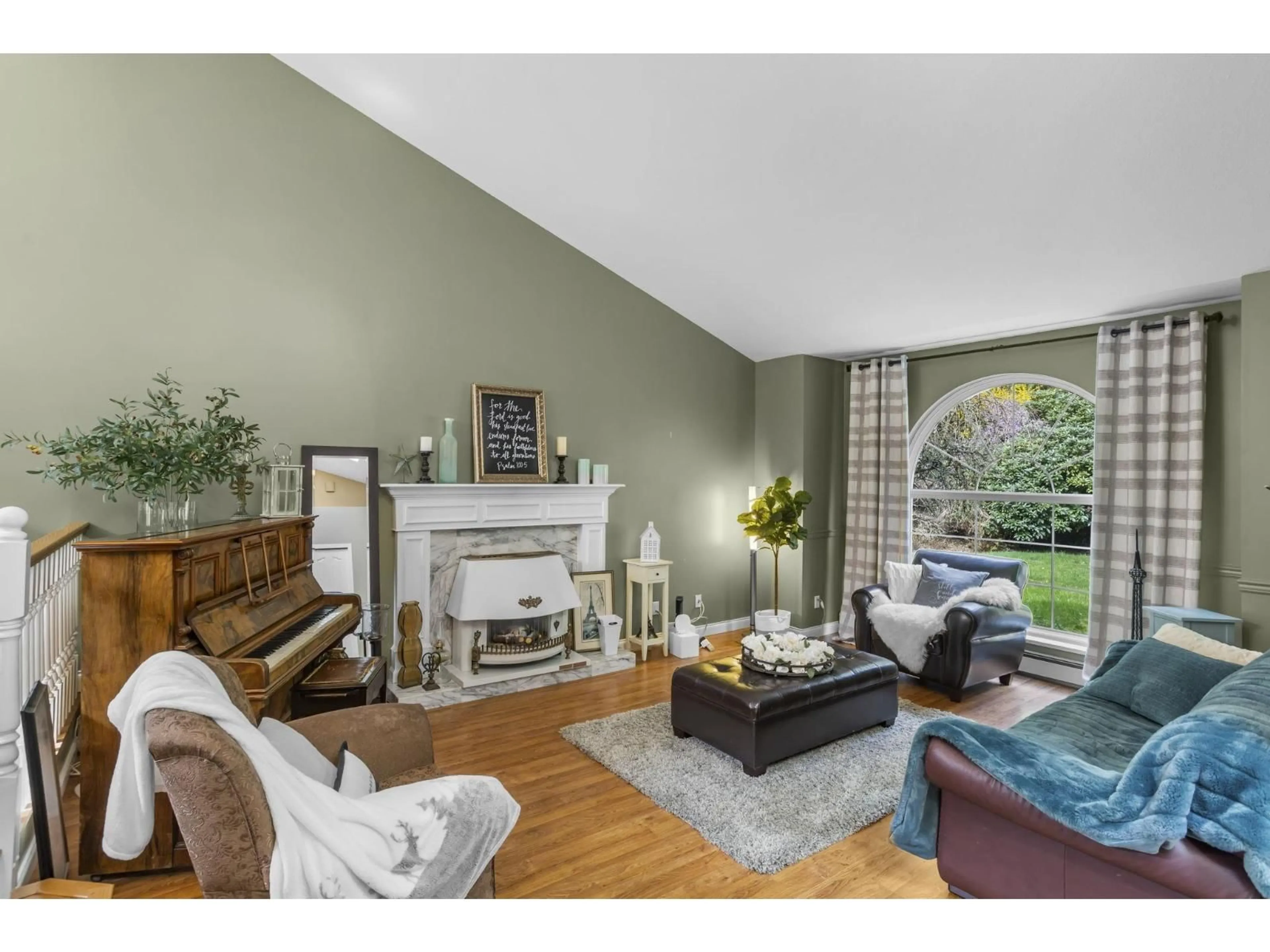 Living room with furniture, unknown for 32560 DOWNES ROAD, Abbotsford British Columbia V4X1X3