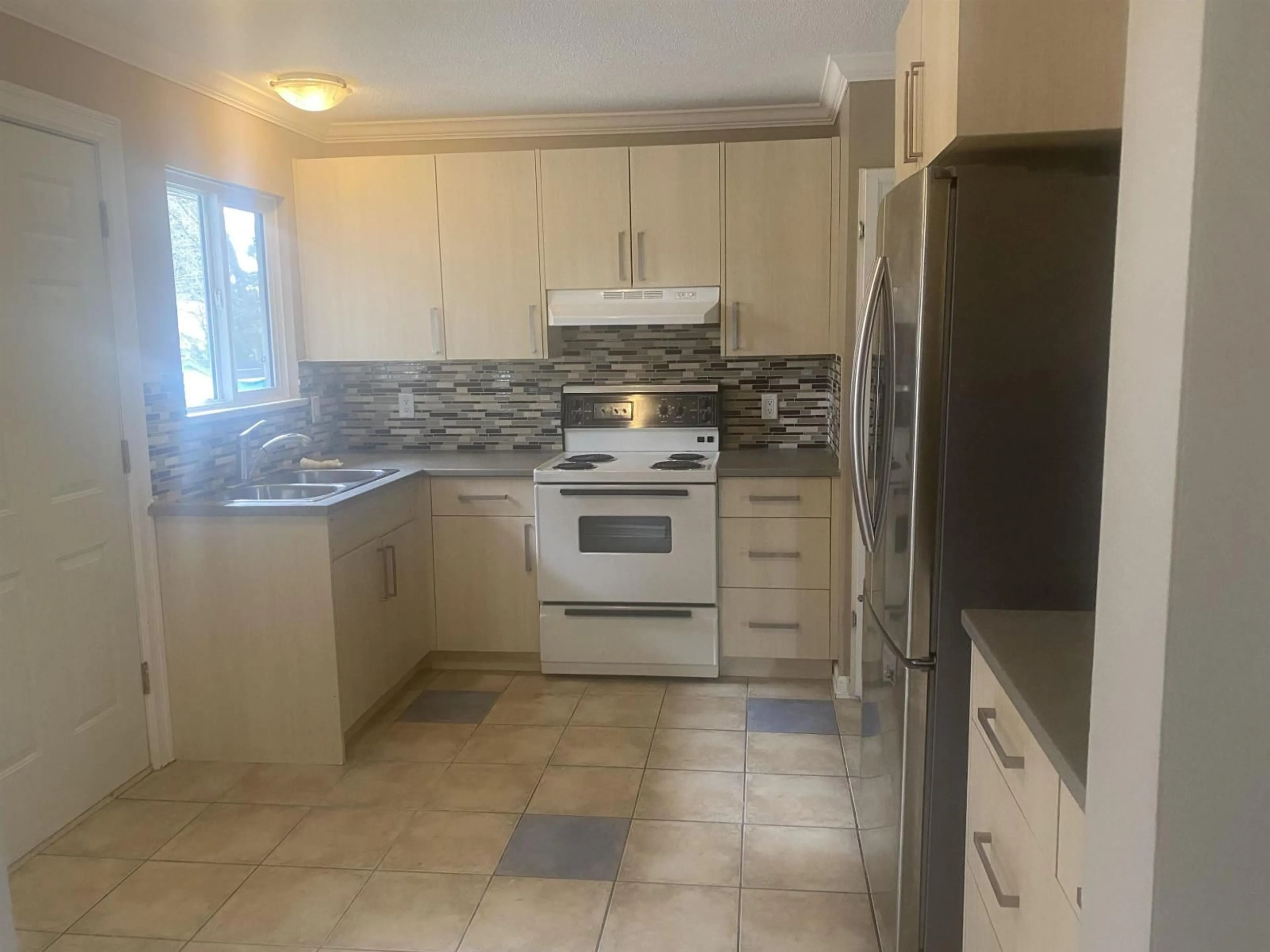 Standard kitchen, ceramic/tile floor for 7820 SANDPIPER STREET, Mission British Columbia V2V3G3