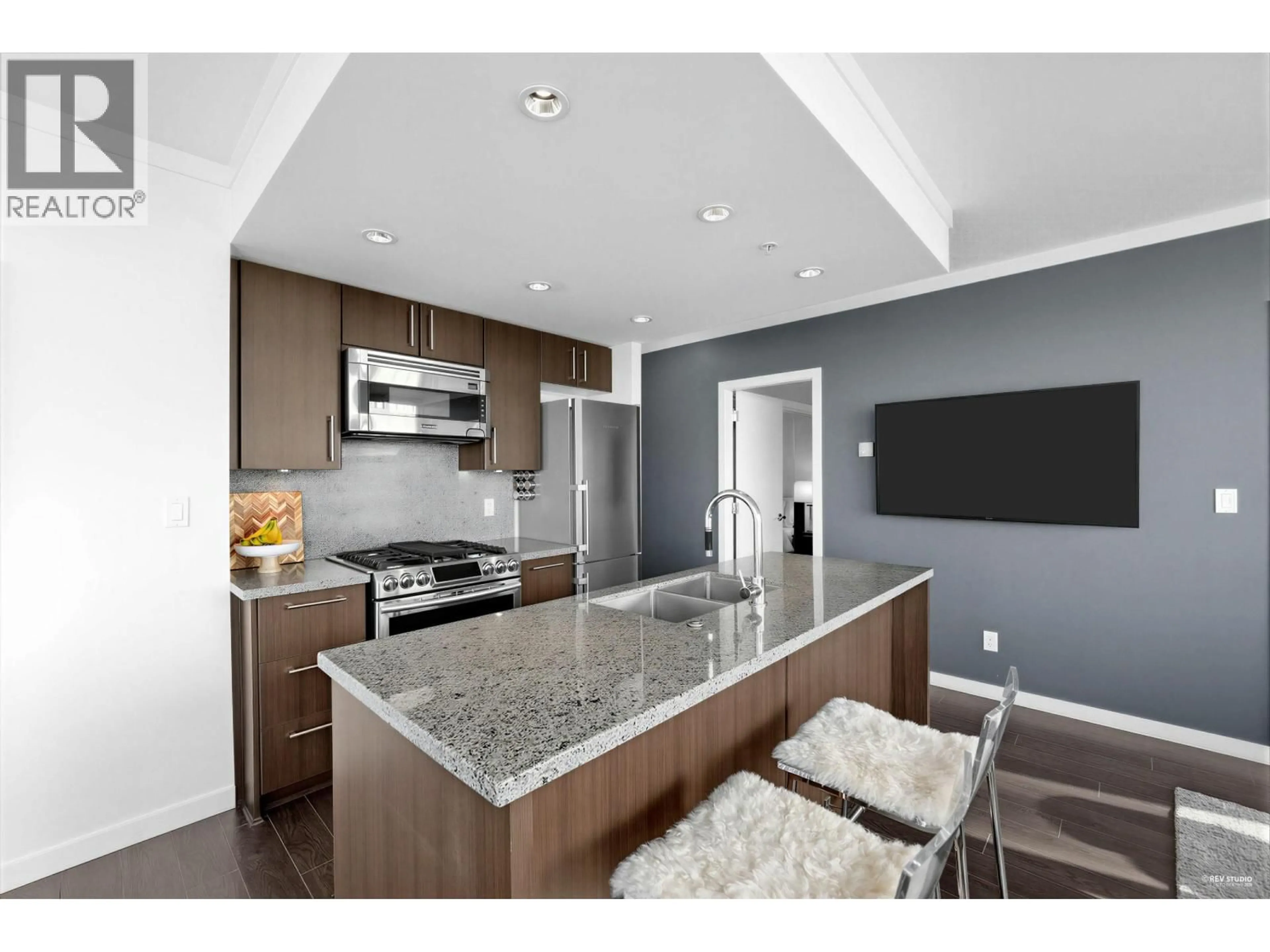 Open concept kitchen, ceramic/tile floor for 909 - 1708 COLUMBIA STREET, Vancouver British Columbia V5Y0H7