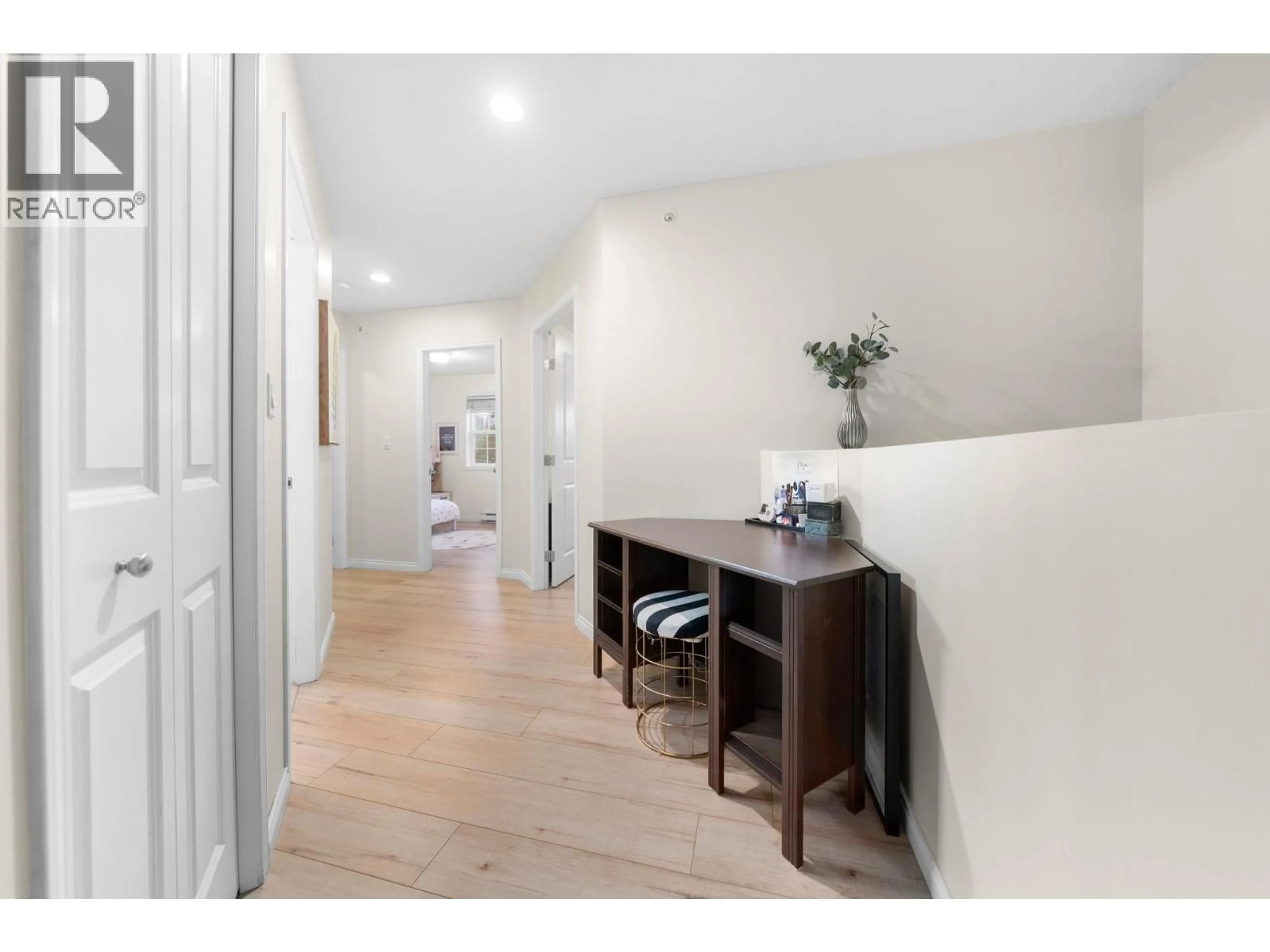 Indoor entryway for 1263 16TH STREET, North Vancouver British Columbia V7P1R5