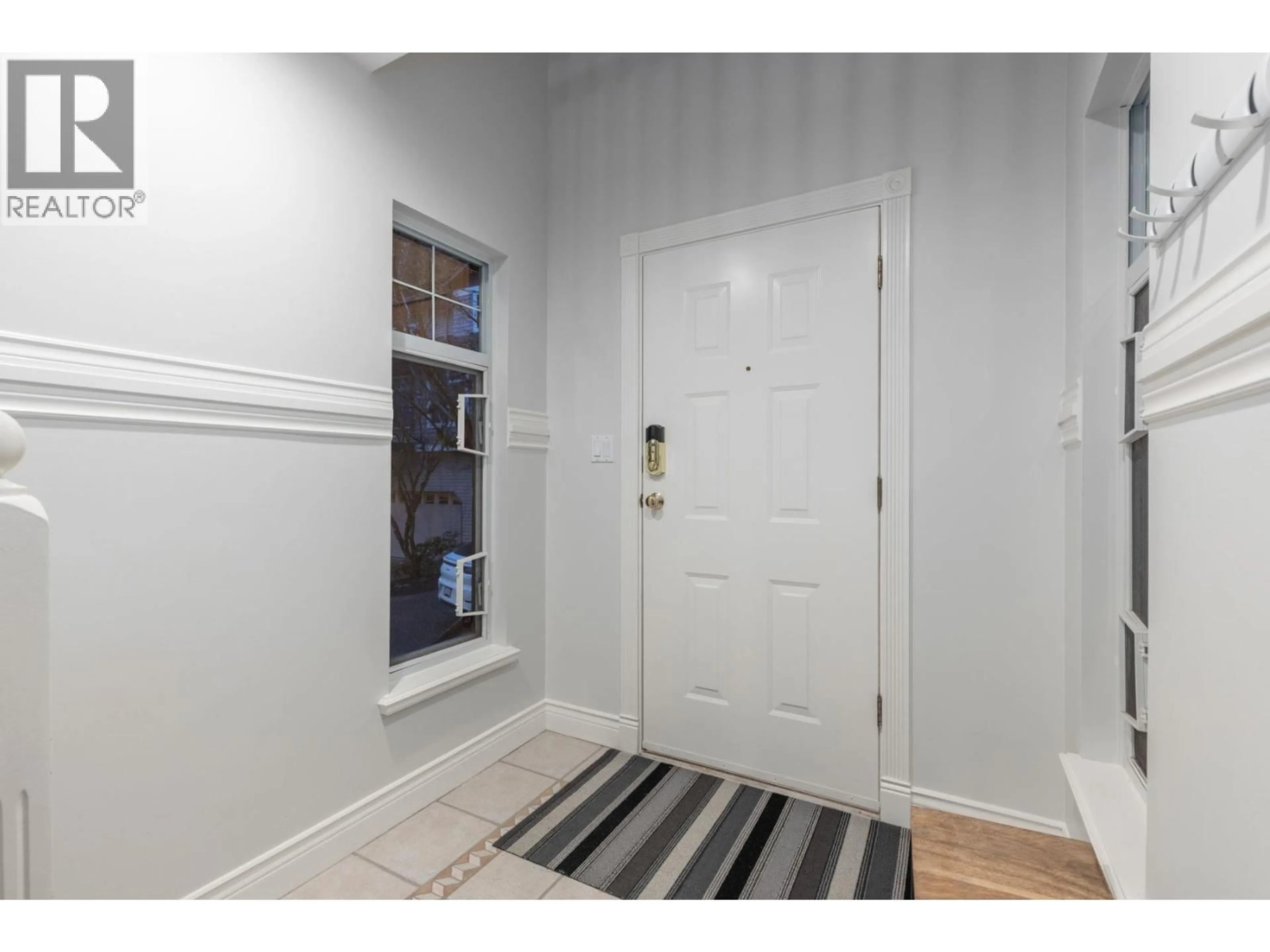 Indoor entryway for 1188 STRATHAVEN DRIVE, North Vancouver British Columbia V7H2Z6