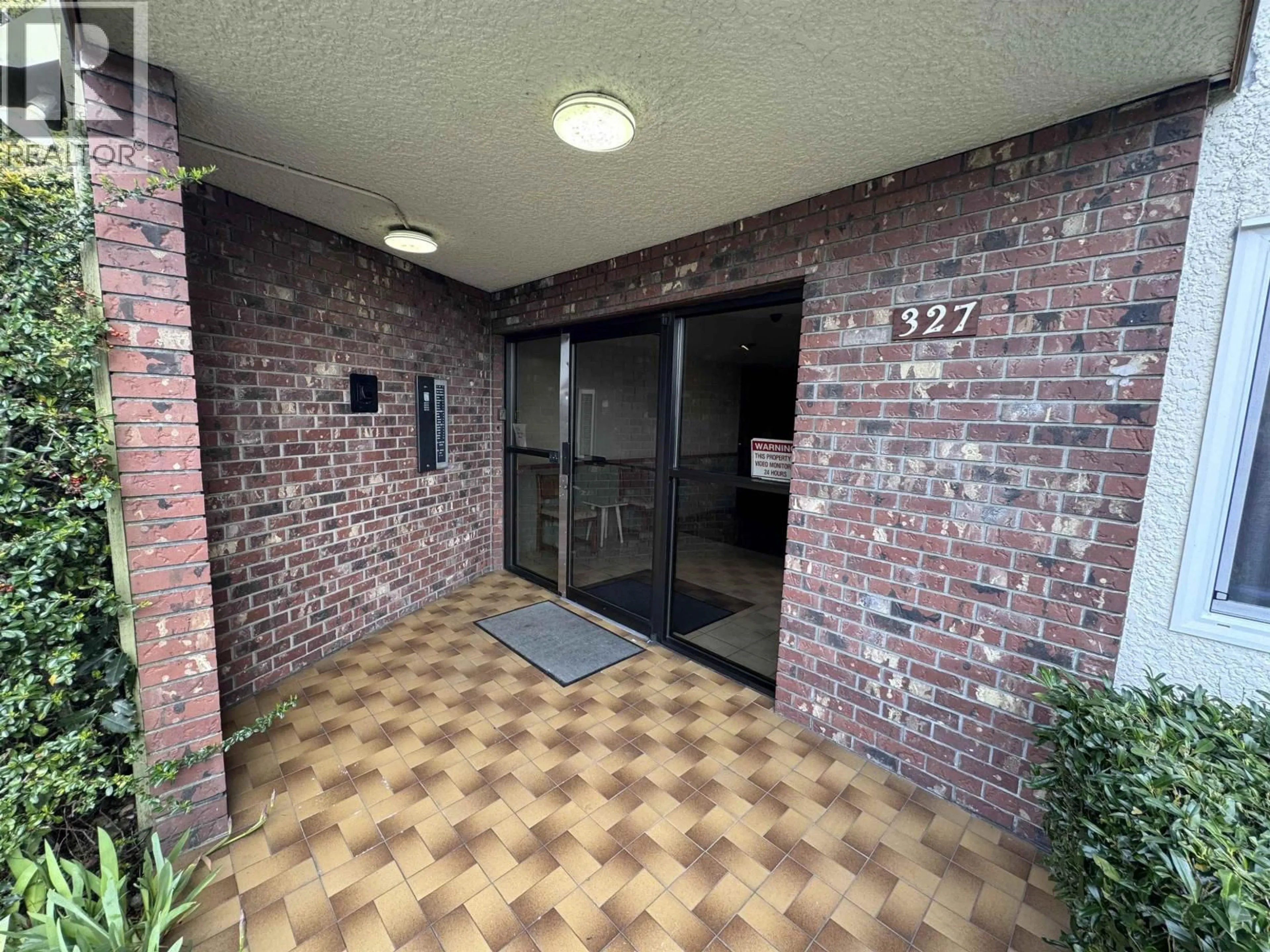 Indoor foyer for 103 - 327 NINTH STREET, New Westminster British Columbia V3M3V8