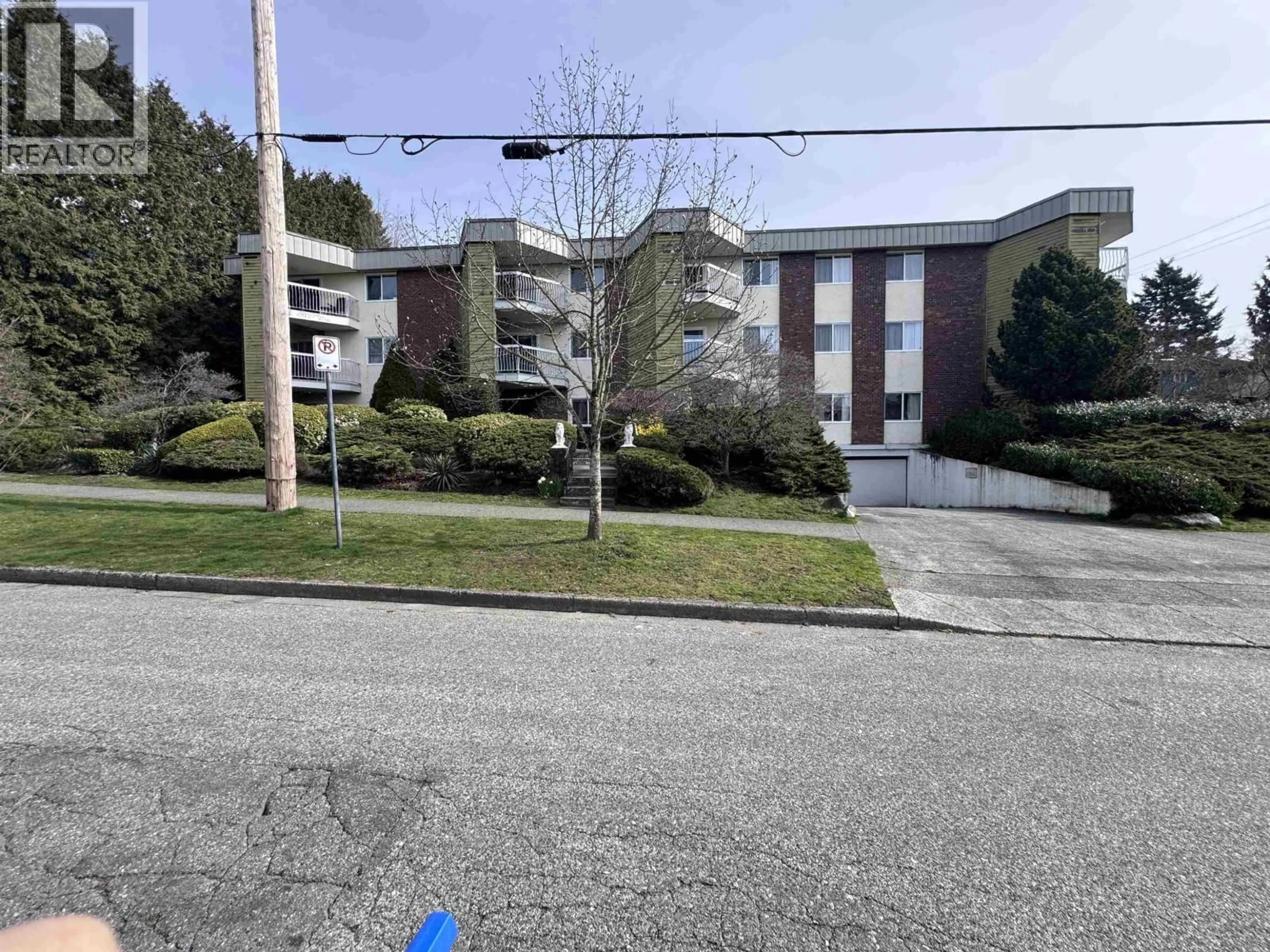 A pic from outside/outdoor area/front of a property/back of a property/a pic from drone, street for 103 - 327 NINTH STREET, New Westminster British Columbia V3M3V8