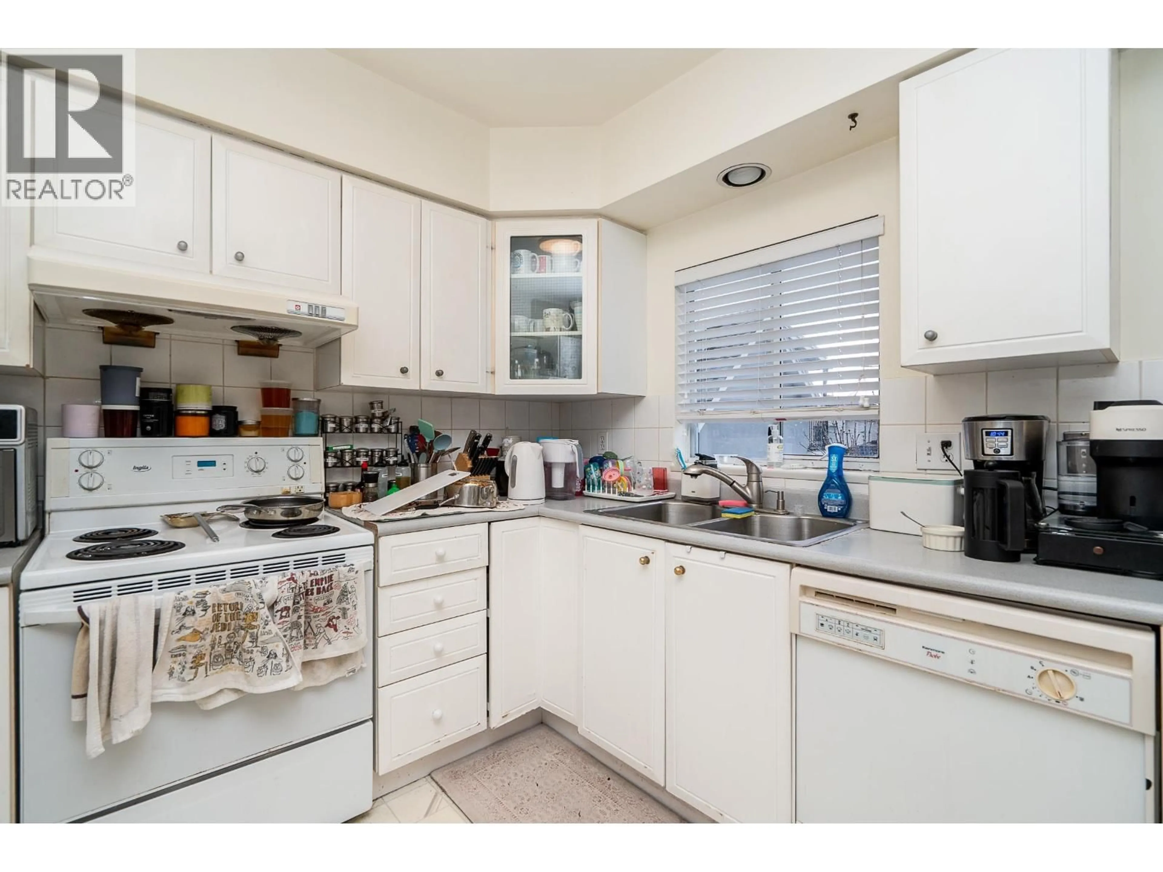 Standard kitchen, unknown for 156 53RD AVENUE, Vancouver British Columbia V5X1H8