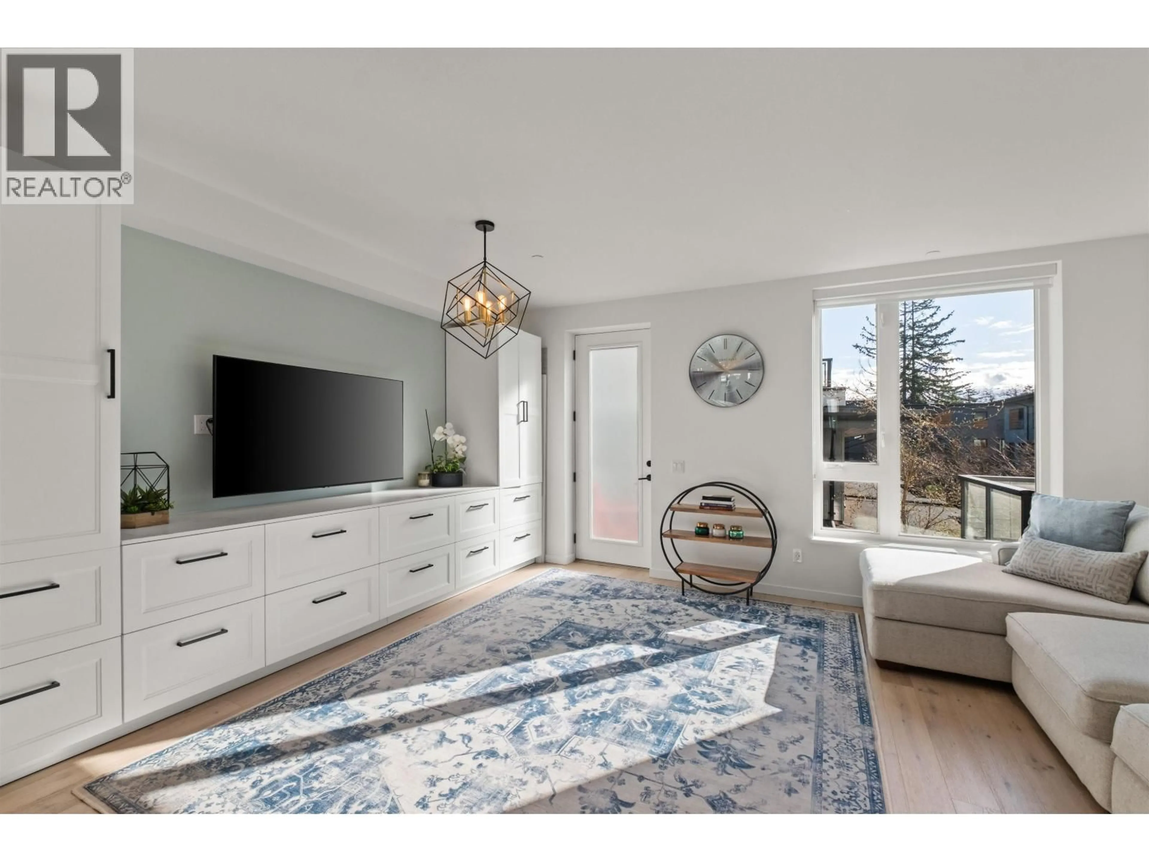 Living room with furniture, unknown for 33 - 528 2ND STREET, North Vancouver British Columbia V7L0G8