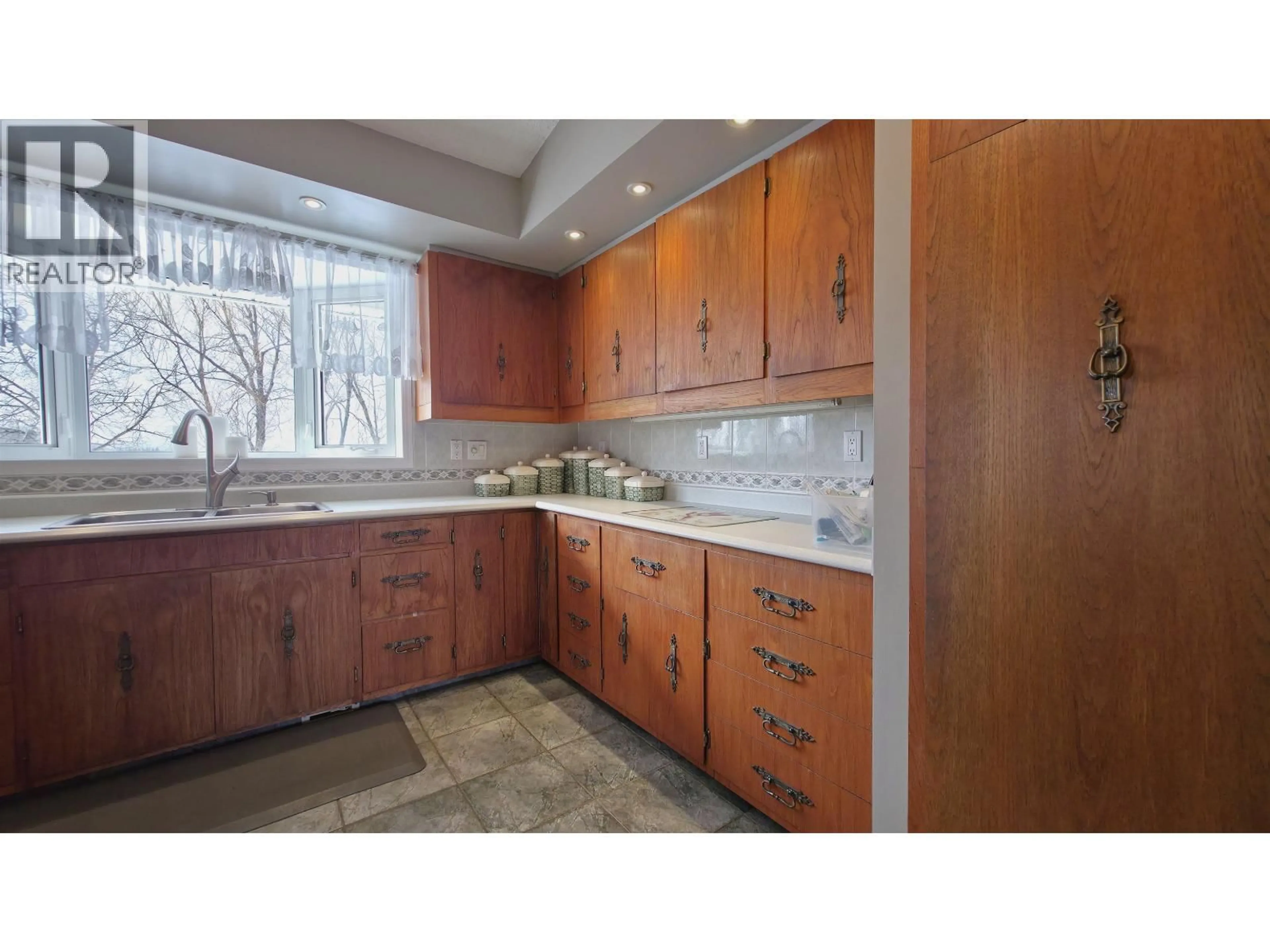 Standard kitchen, ceramic/tile floor for 16795 HART HIGHWAY, Prince George British Columbia V2K5X5