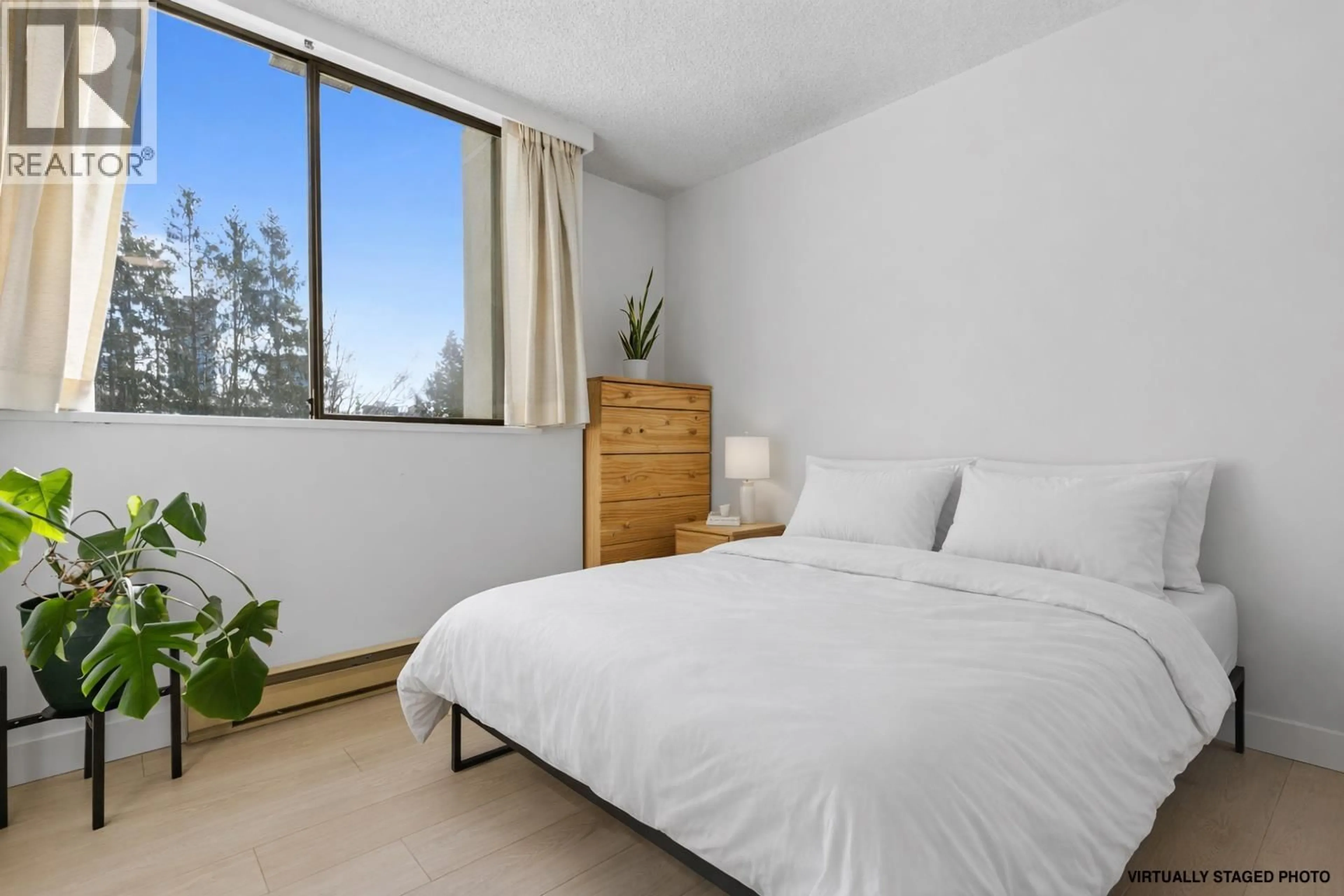 Bedroom with bed, unknown for 306 - 9521 CARDSTON COURT, Burnaby British Columbia V3N4R8