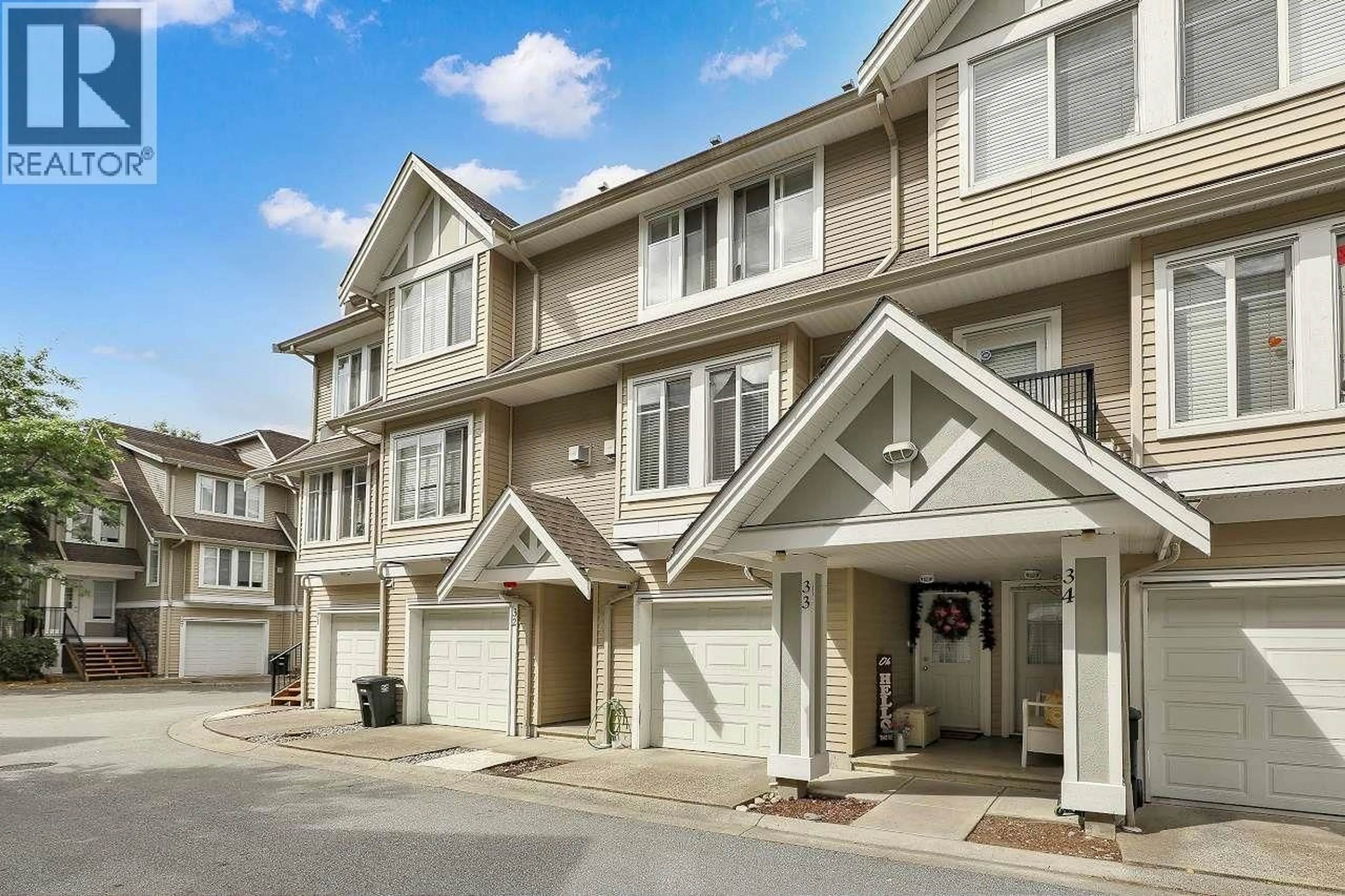 Home with vinyl exterior material, street for 33 - 19141 124 AVENUE, Pitt Meadows British Columbia V3Y2V6