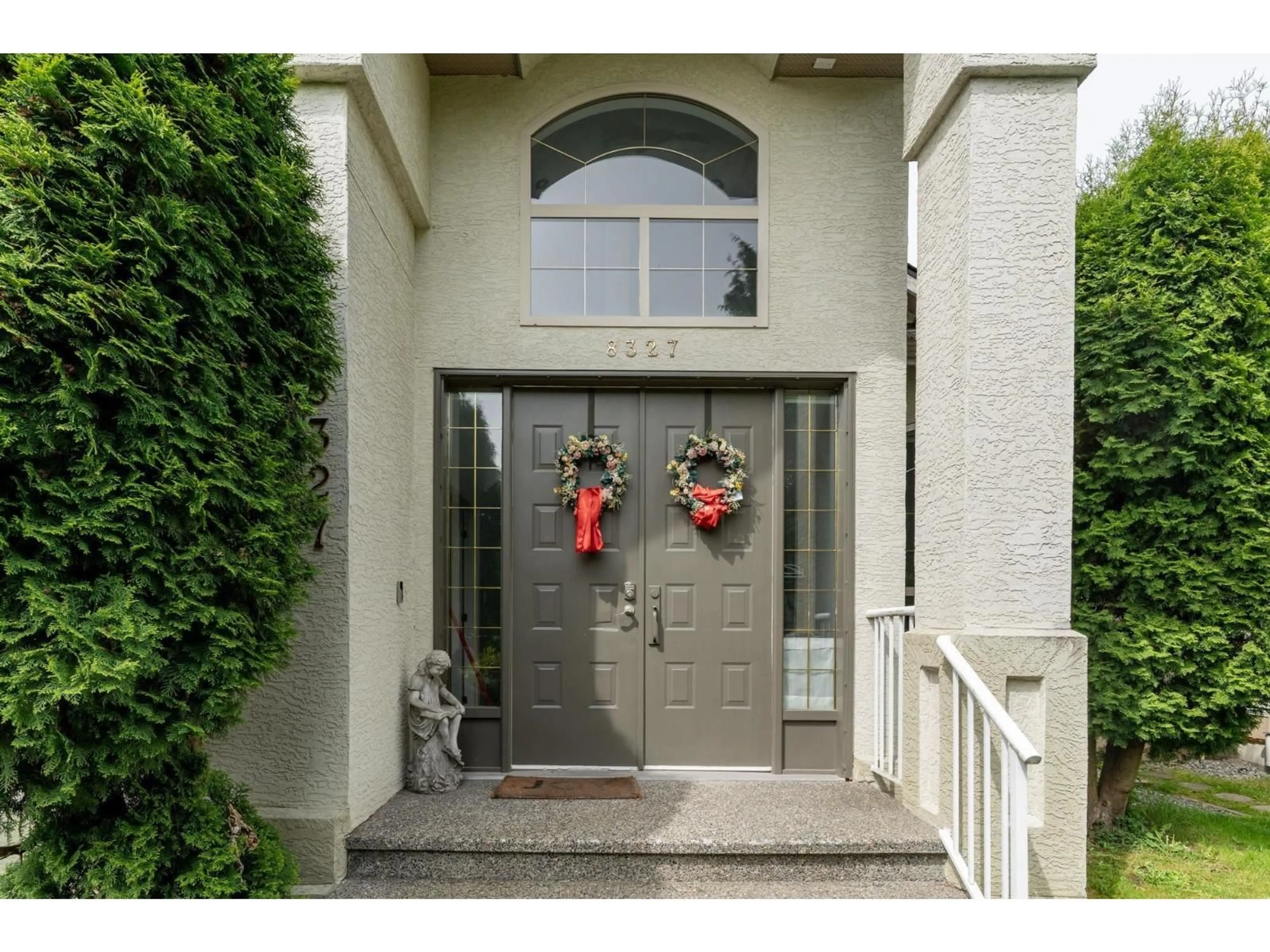 Indoor entryway for 8327 - 169A STREET STREET, Surrey British Columbia V4N4V1