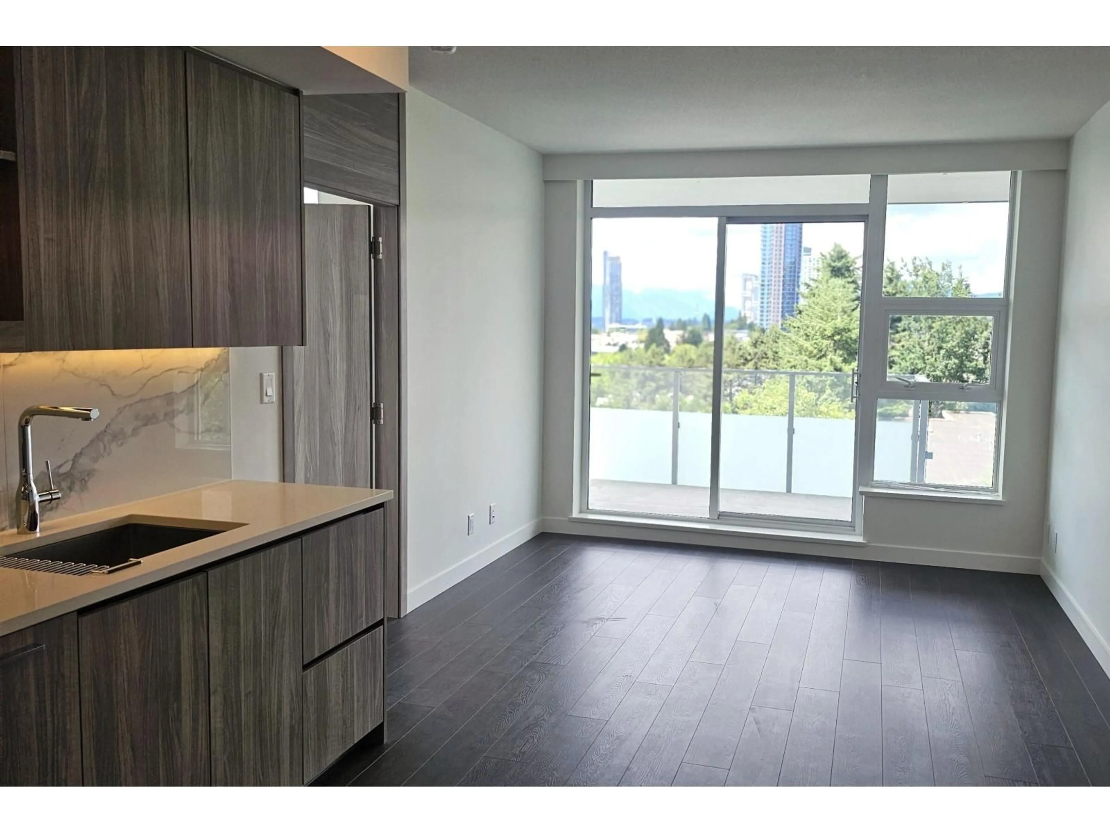 Open concept kitchen, wood/laminate floor for 910 - 13778 100 AVENUE, Surrey British Columbia V3T0V3