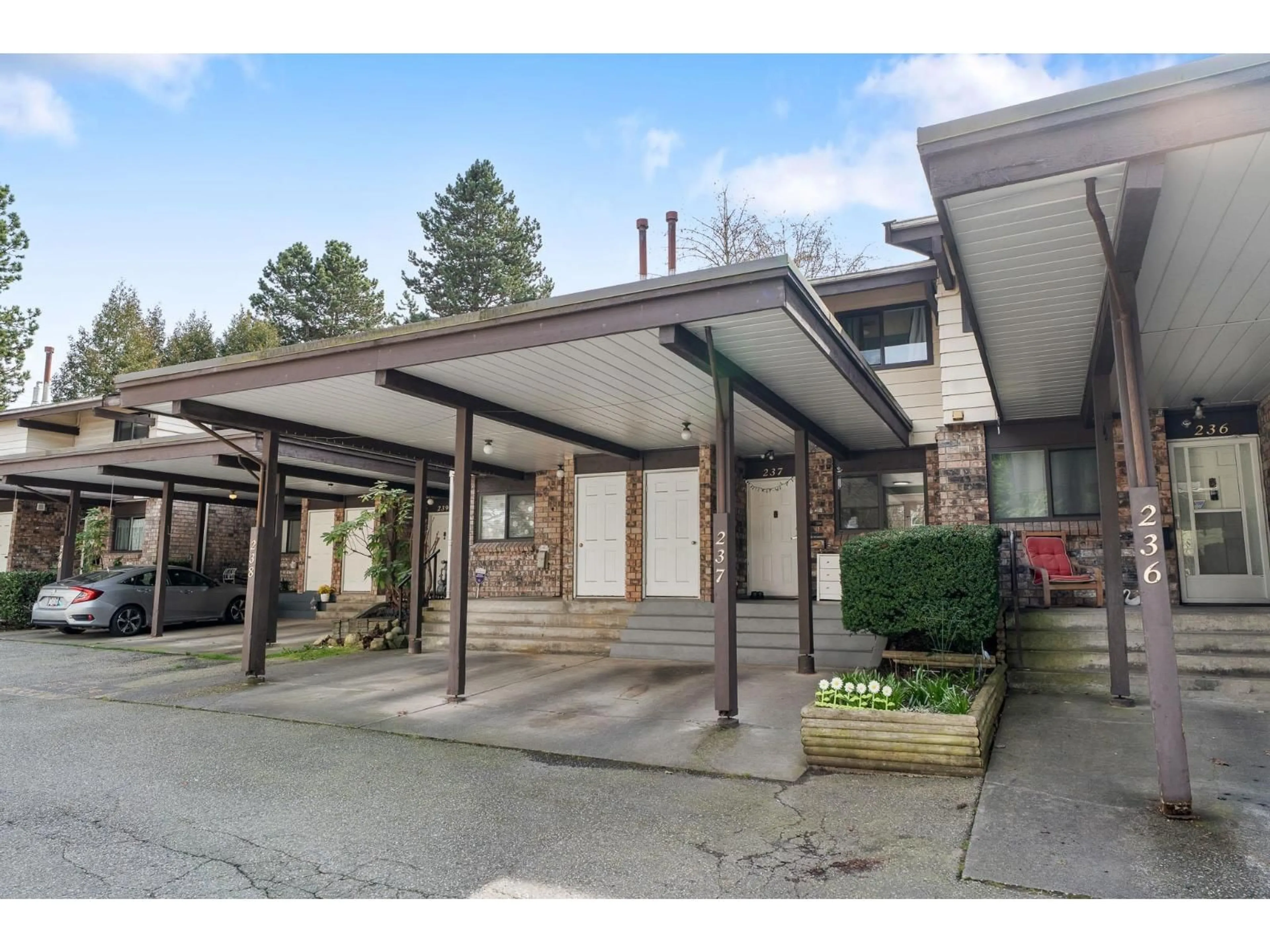 Indoor foyer for 237 - 7447 140 STREET, Surrey British Columbia V3W6G5