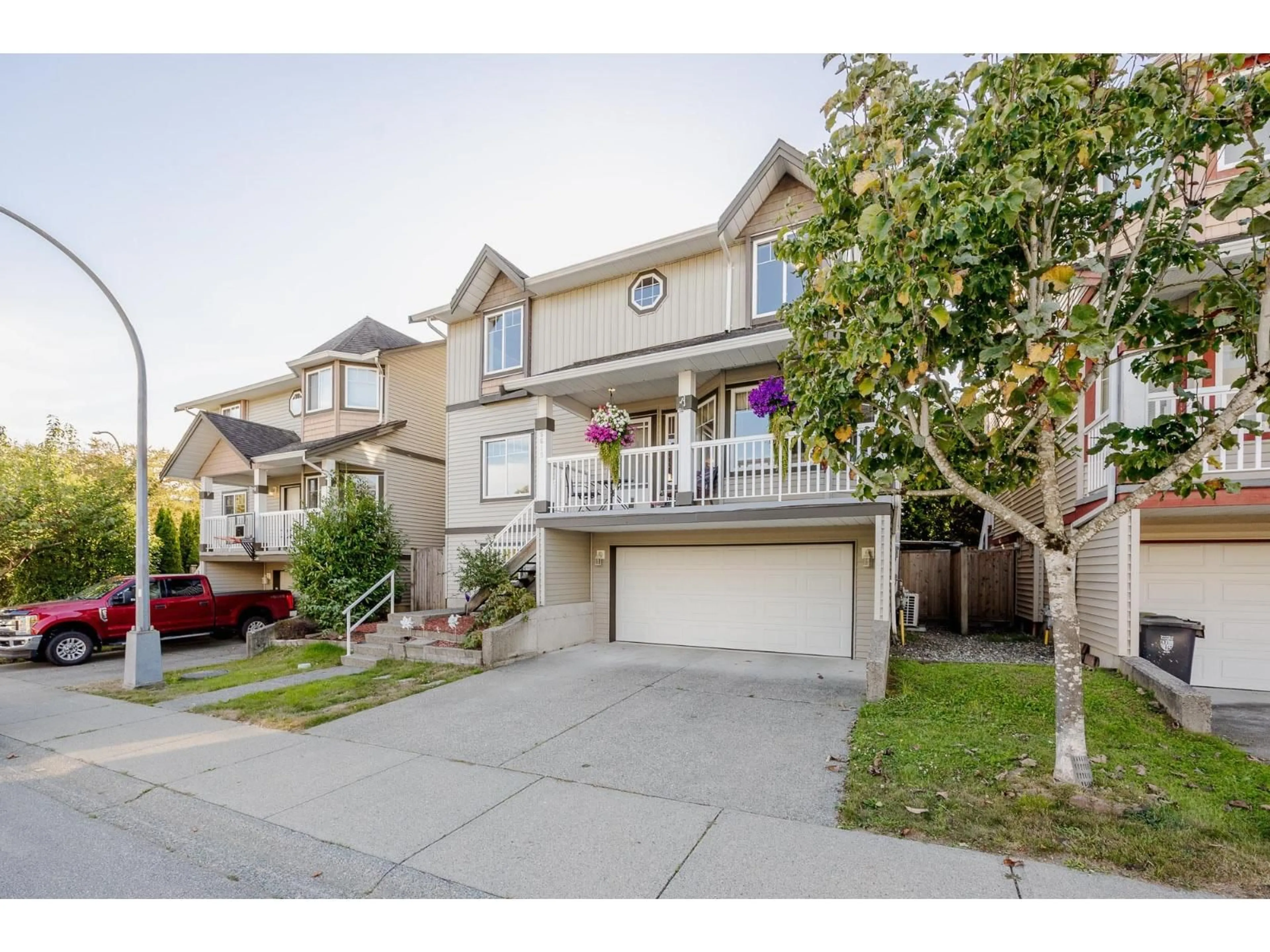 A pic from outside/outdoor area/front of a property/back of a property/a pic from drone, street for 6615 205 STREET, Langley British Columbia V1Y2X8