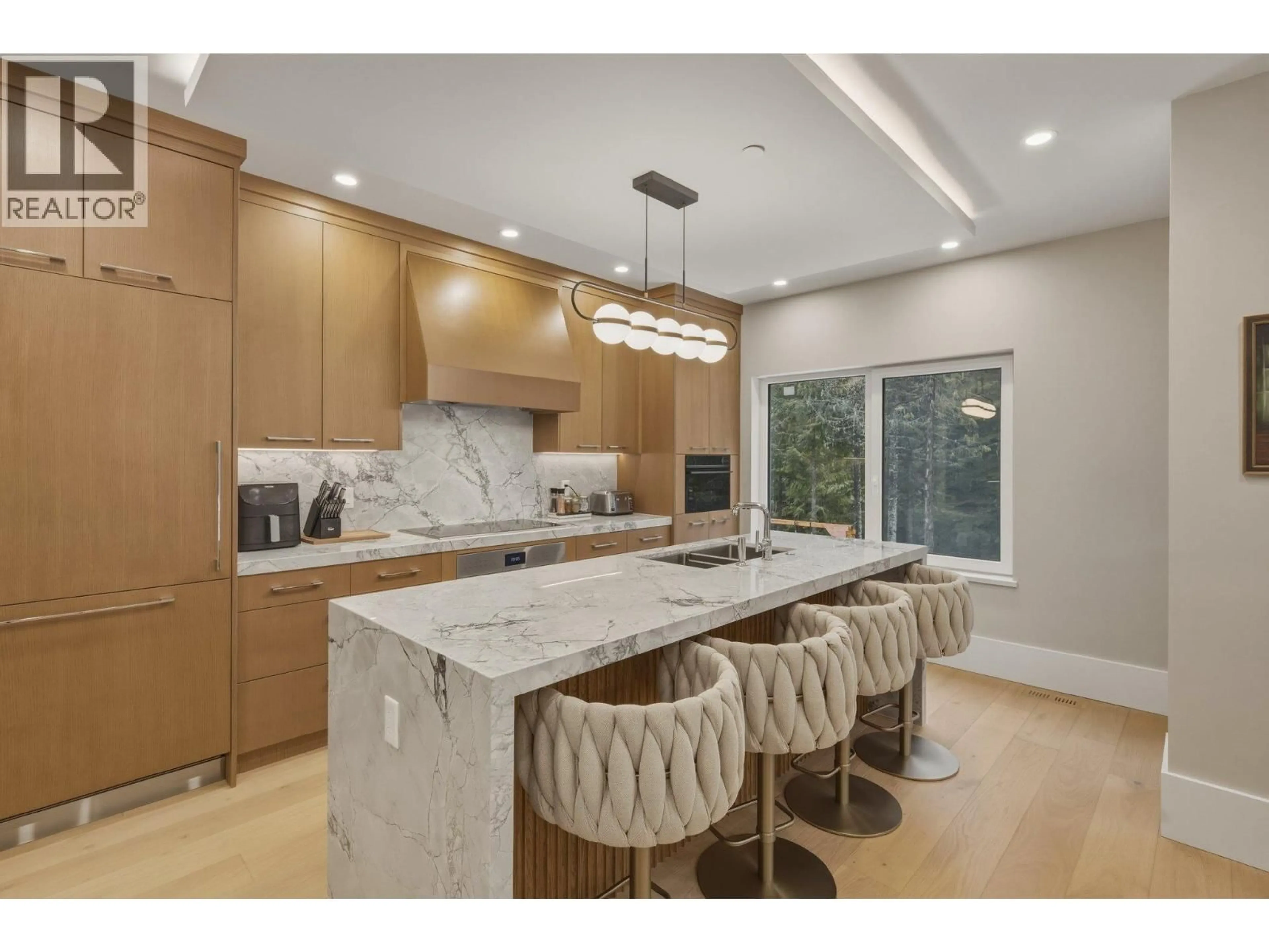 Contemporary kitchen, unknown for 1733 RIVER RUN PLACE, Whistler British Columbia V8E1P4