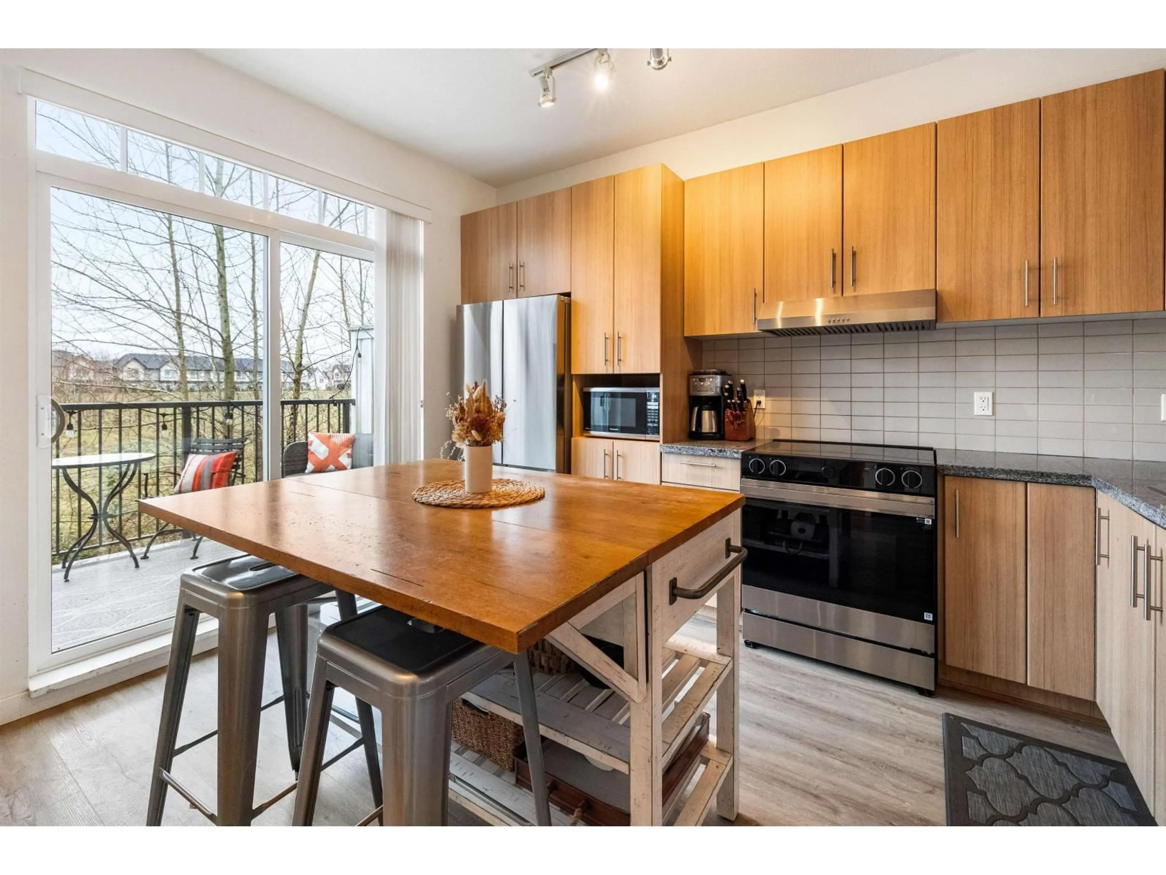 Open concept kitchen, wood/laminate floor for 65 - 31032 WESTRIDGE PLACE, Abbotsford British Columbia V2T0C6