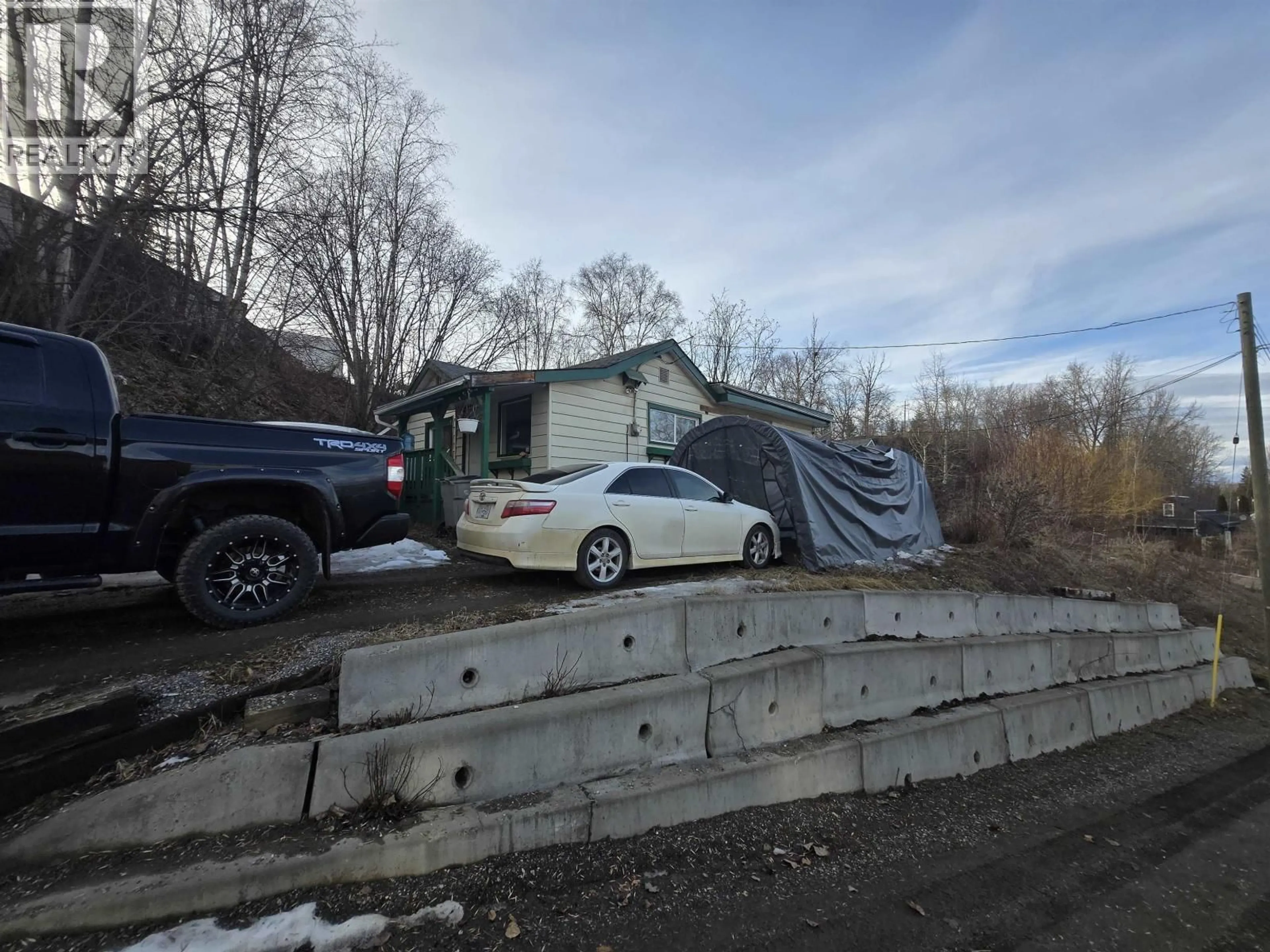 Parking for 356 HOY STREET, Quesnel British Columbia V2J1X3