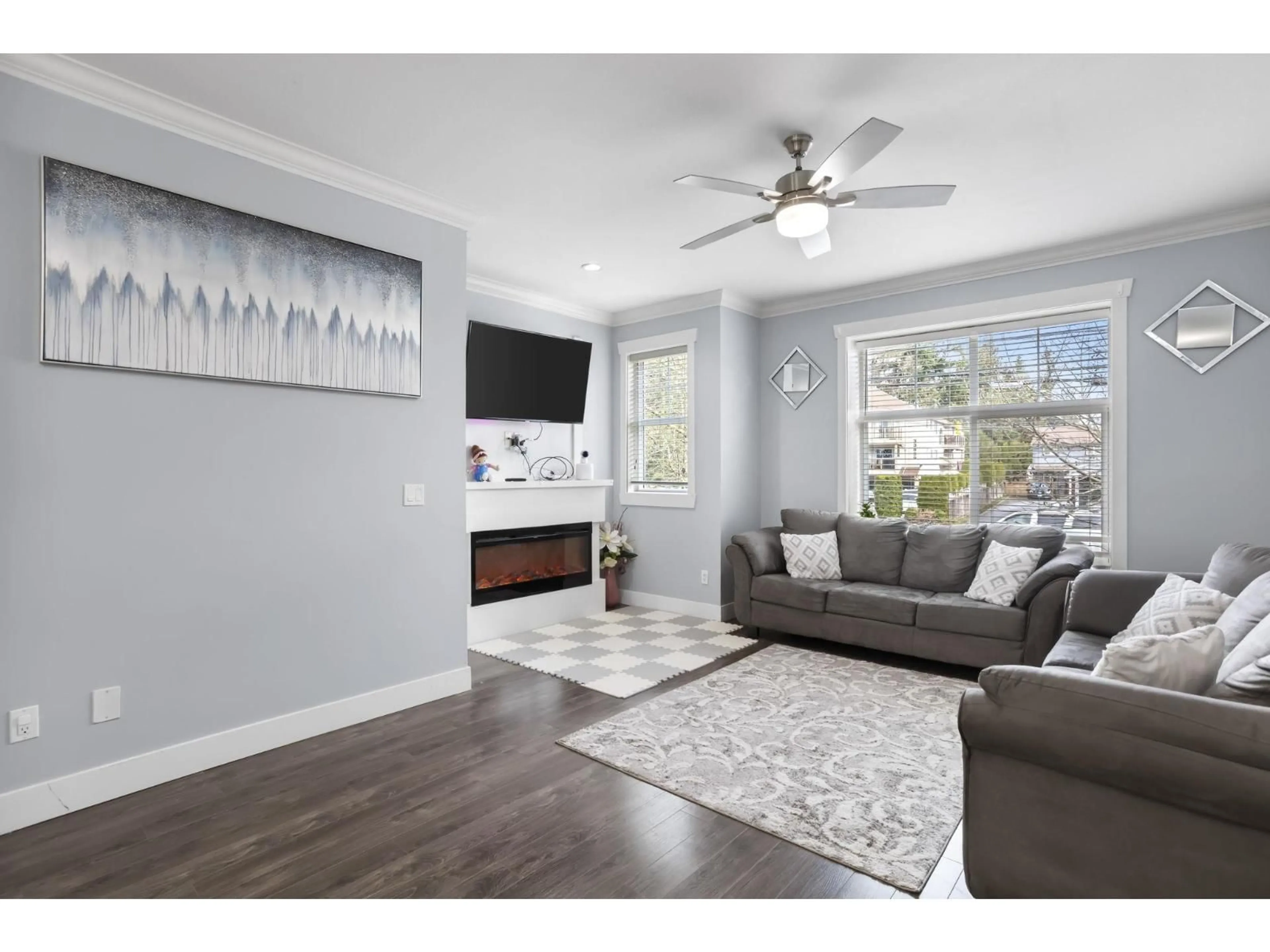 Living room with furniture, wood/laminate floor for 8 - 33860 MARSHALL ROAD, Abbotsford British Columbia V2S0E8