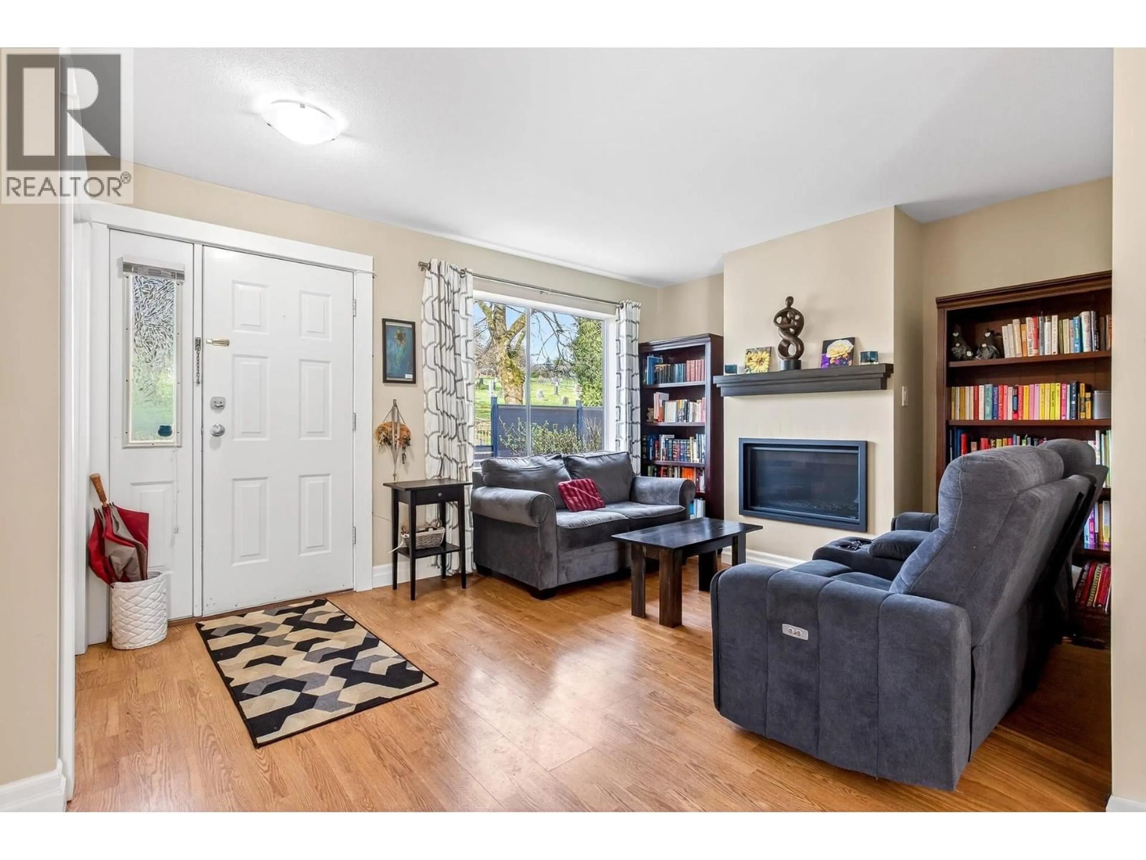 Living room with furniture, unknown for 122 MINER STREET, New Westminster British Columbia V3L3Z2