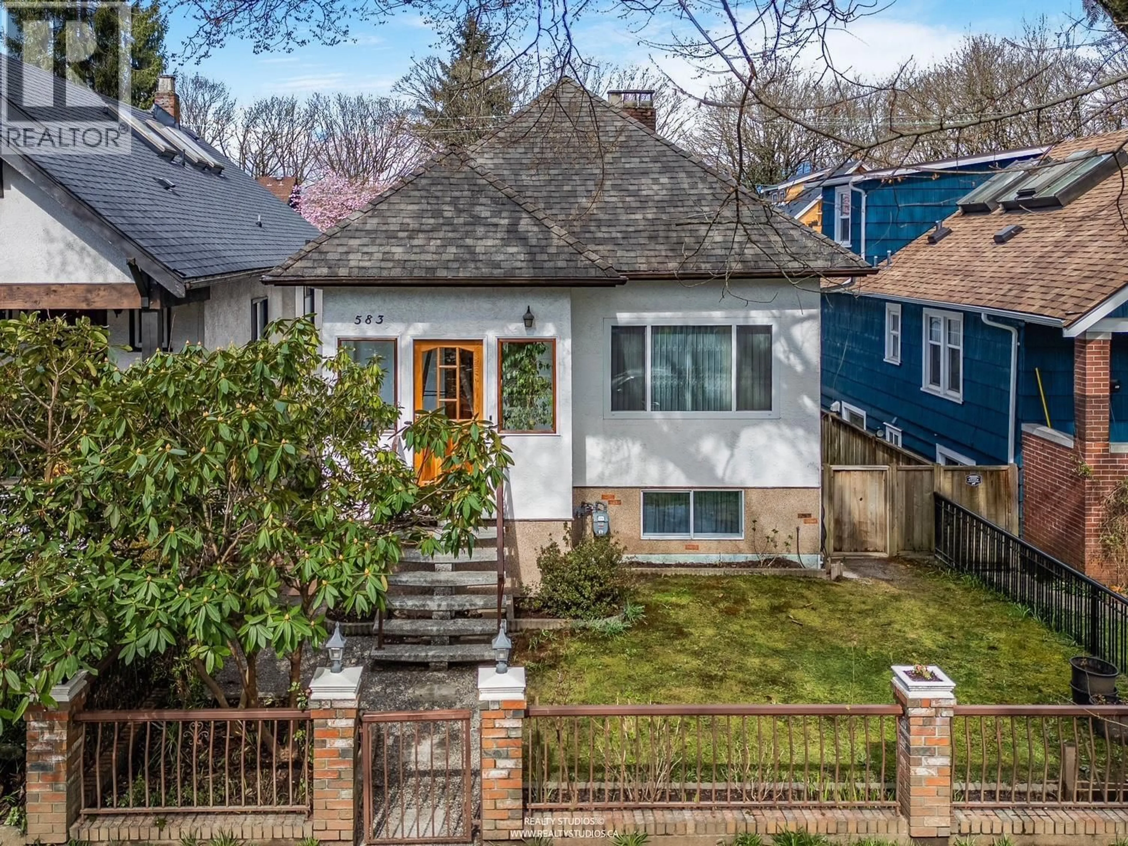 A pic from outside/outdoor area/front of a property/back of a property/a pic from drone, street for 583 18TH AVENUE, Vancouver British Columbia V5Z1V7