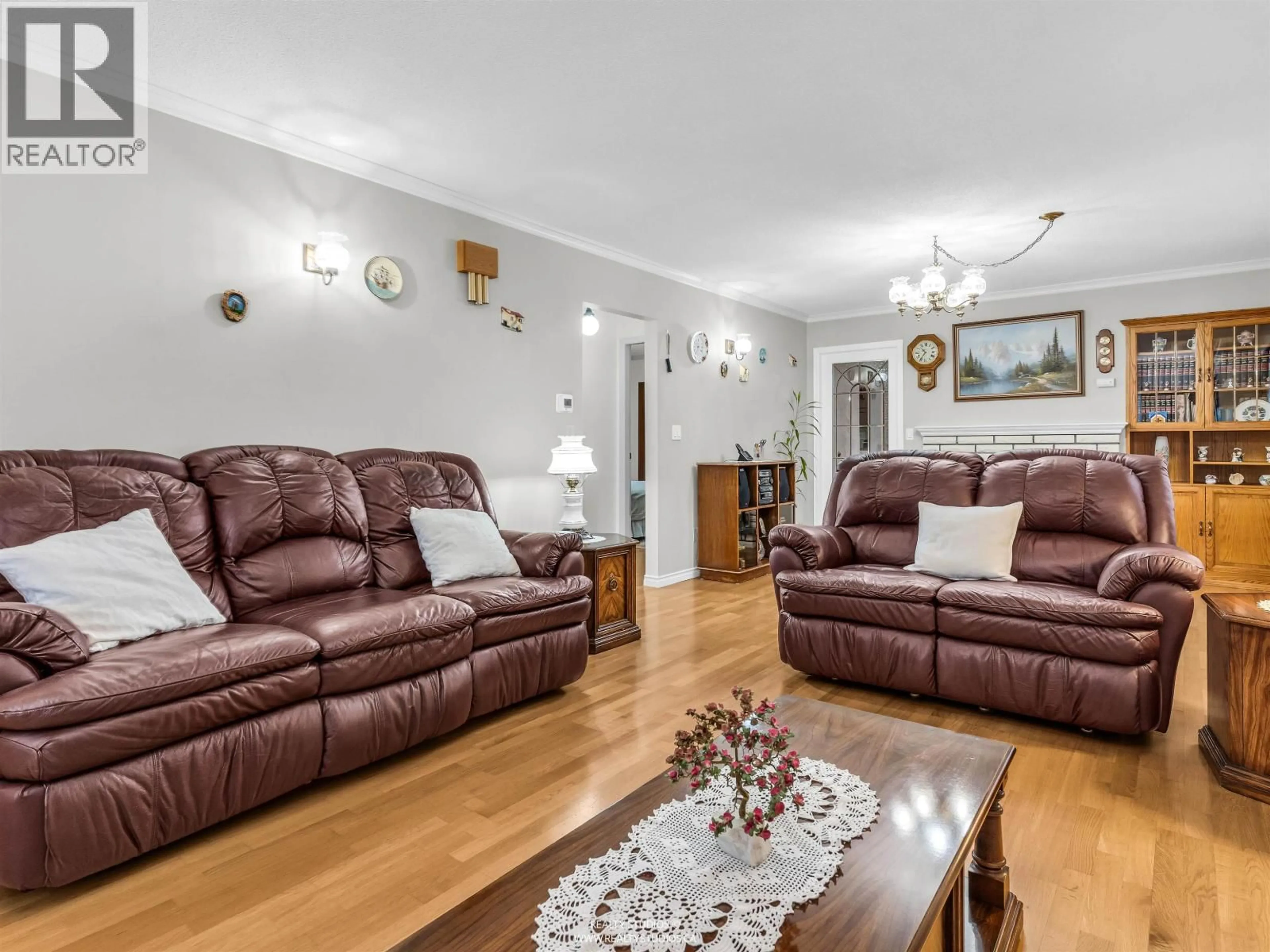 Living room with furniture, wood/laminate floor for 583 18TH AVENUE, Vancouver British Columbia V5Z1V7