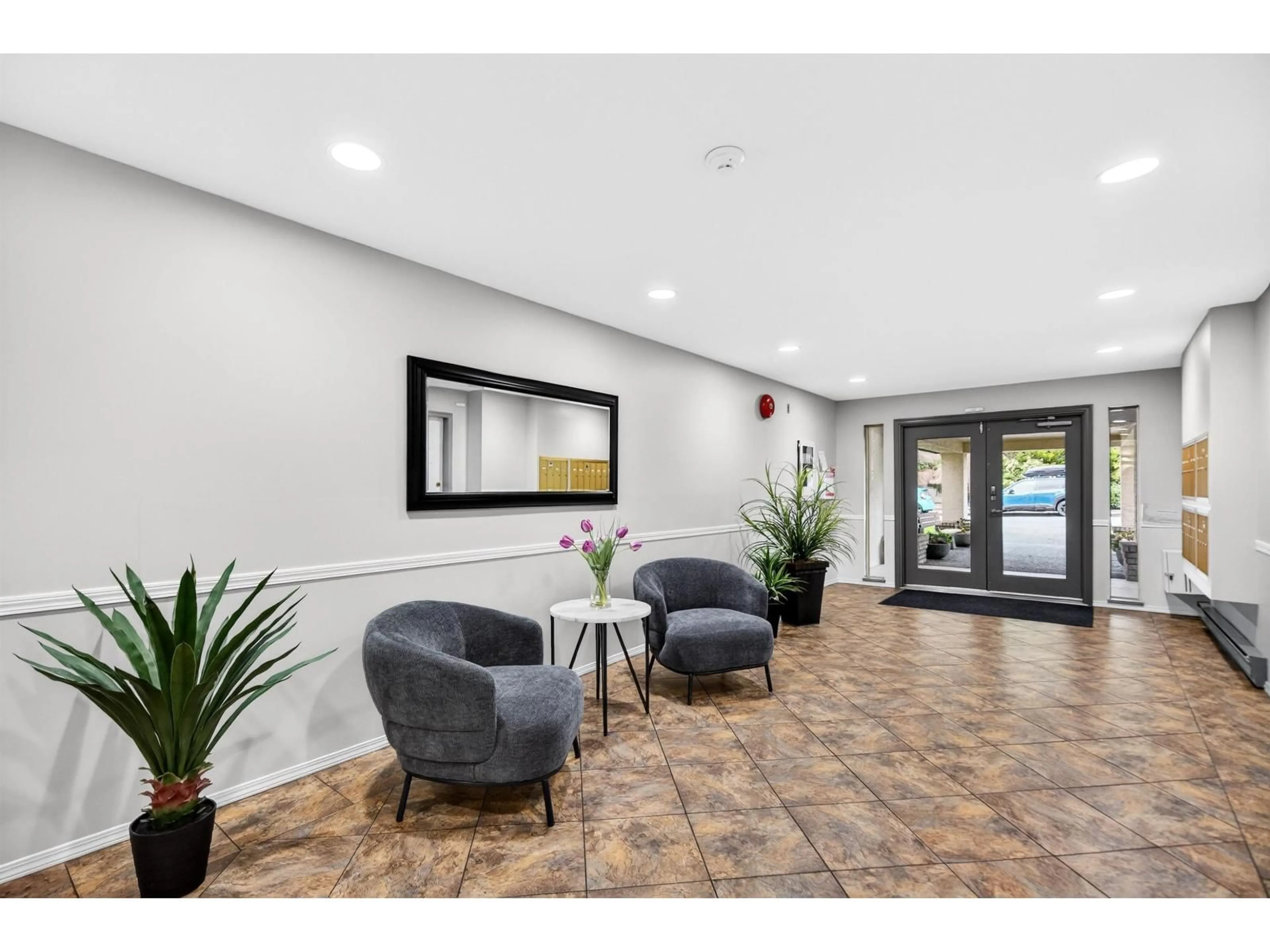 Indoor foyer for 305 - 1488 MERKLIN STREET, White Rock British Columbia V4B4C3