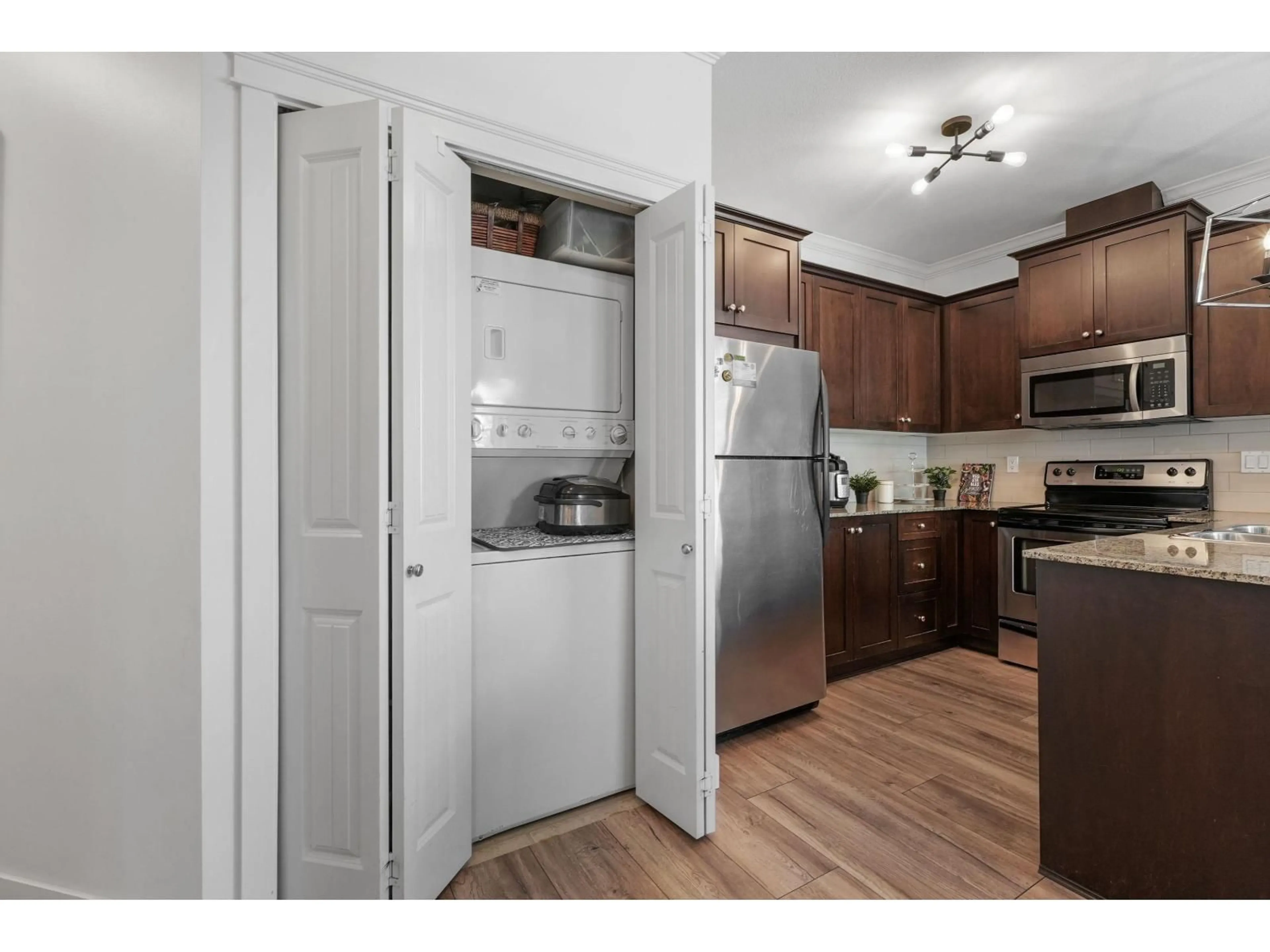 Standard kitchen, wood/laminate floor for 213 - 17712 57A AVENUE, Surrey British Columbia V3S1J1